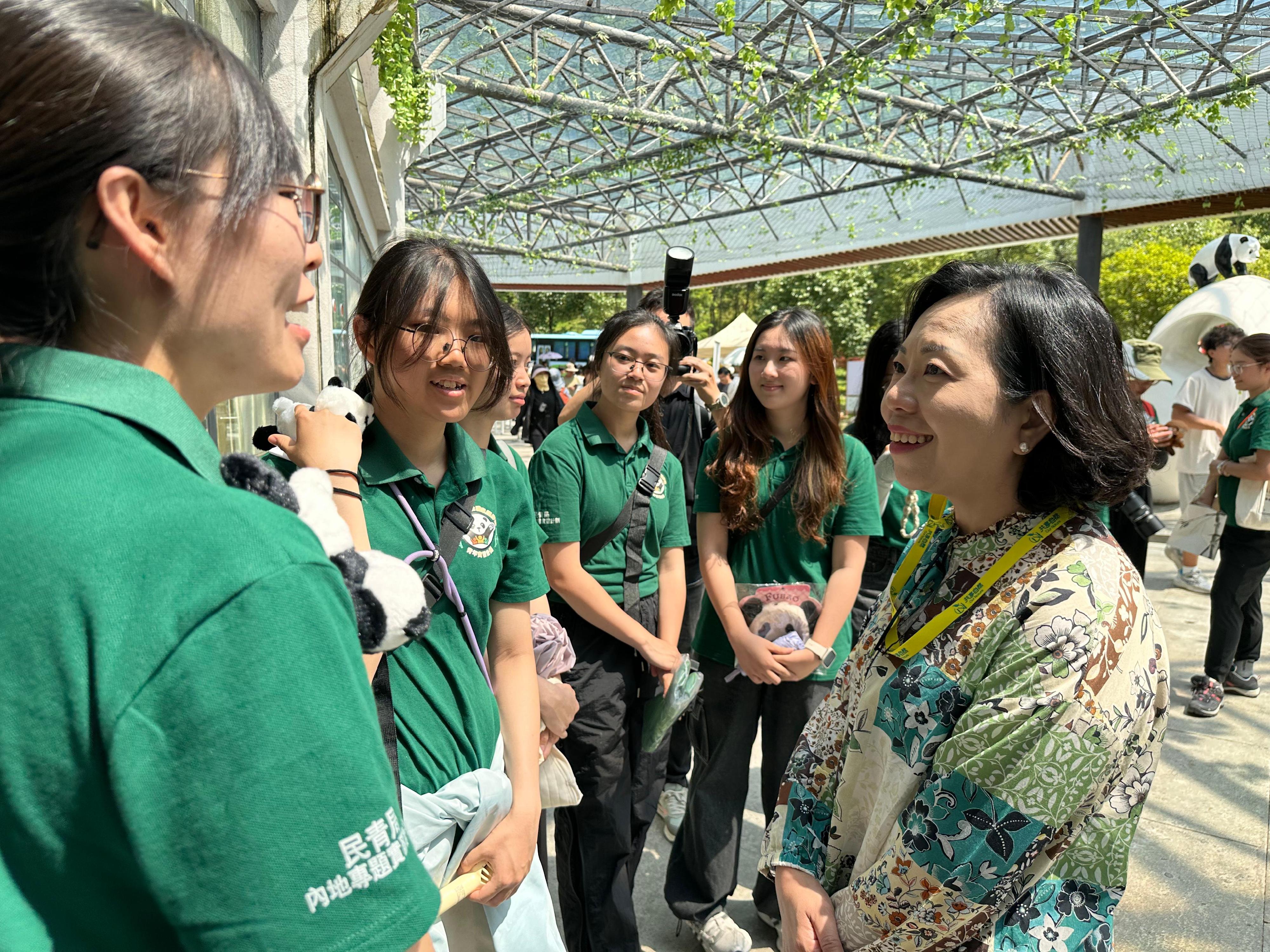The Secretary for Home and Youth Affairs, Miss Alice Mak, began her visit to Sichuan today (July 17). Photo shows Miss Mak (first right) interacting with Hong Kong youth participating in the Youth Internship Programme at Wolong Region of Giant Panda National Park.
