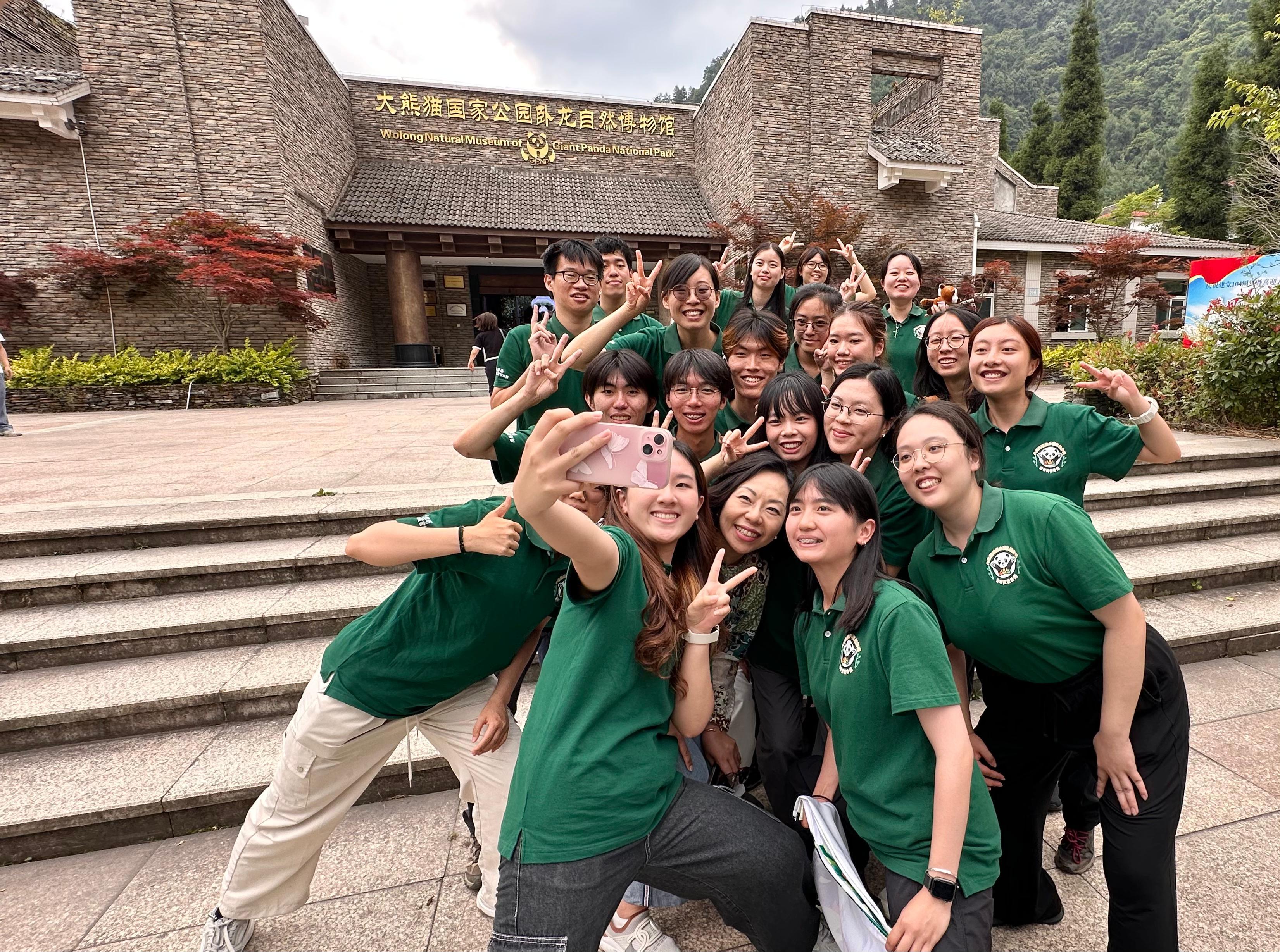 The Secretary for Home and Youth Affairs, Miss Alice Mak, began her visit to Sichuan today (July 17). Photo shows Miss Mak (first row, centre) with Hong Kong youth participating in the Youth Internship Programme at Wolong Region of Giant Panda National Park.