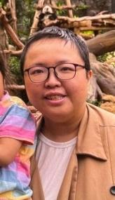 三十八歲女子林潔文身高約一點六米，體重約八十公斤，肥身材，圓面型，黃皮膚及蓄短黑髮。她最後露面時身穿藍色連身裙、淺色鞋、戴黑色眼鏡及攜有一個深色手袋。