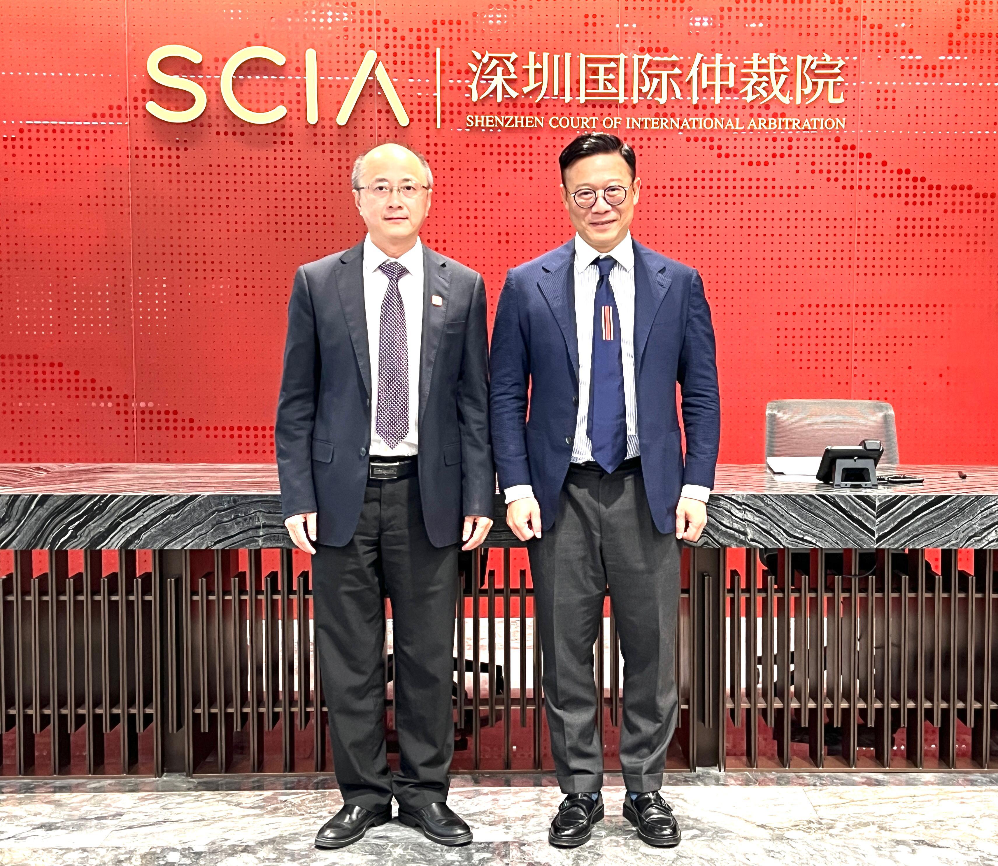 The Deputy Secretary for Justice, Dr Cheung Kwok-kwan (right), met with the President of the Shenzhen Court of International Arbitration, Dr Liu Xiaochun (left), in Shenzhen today (July 18) to discuss development and collaboration in the field of sports dispute resolution between Hong Kong and Shenzhen.