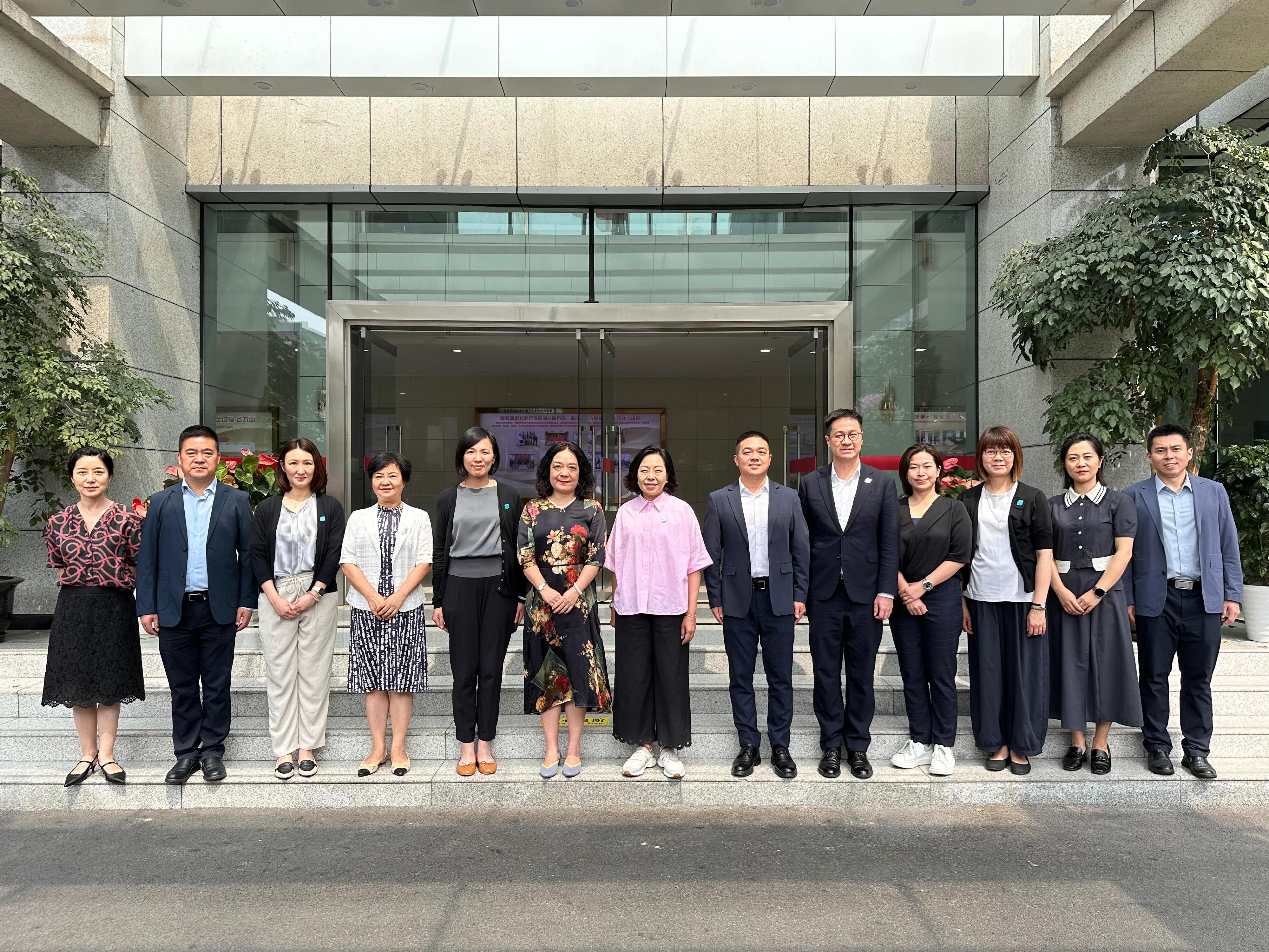 The Secretary for Home and Youth Affairs, Miss Alice Mak, continued her visit to Sichuan today (July 18). Photo shows Miss Mak (centre) with the Director of the Hong Kong and Macao Affairs Office of the Sichuan Provincial People's Government, Ms Zhang Tao (sixth left). 