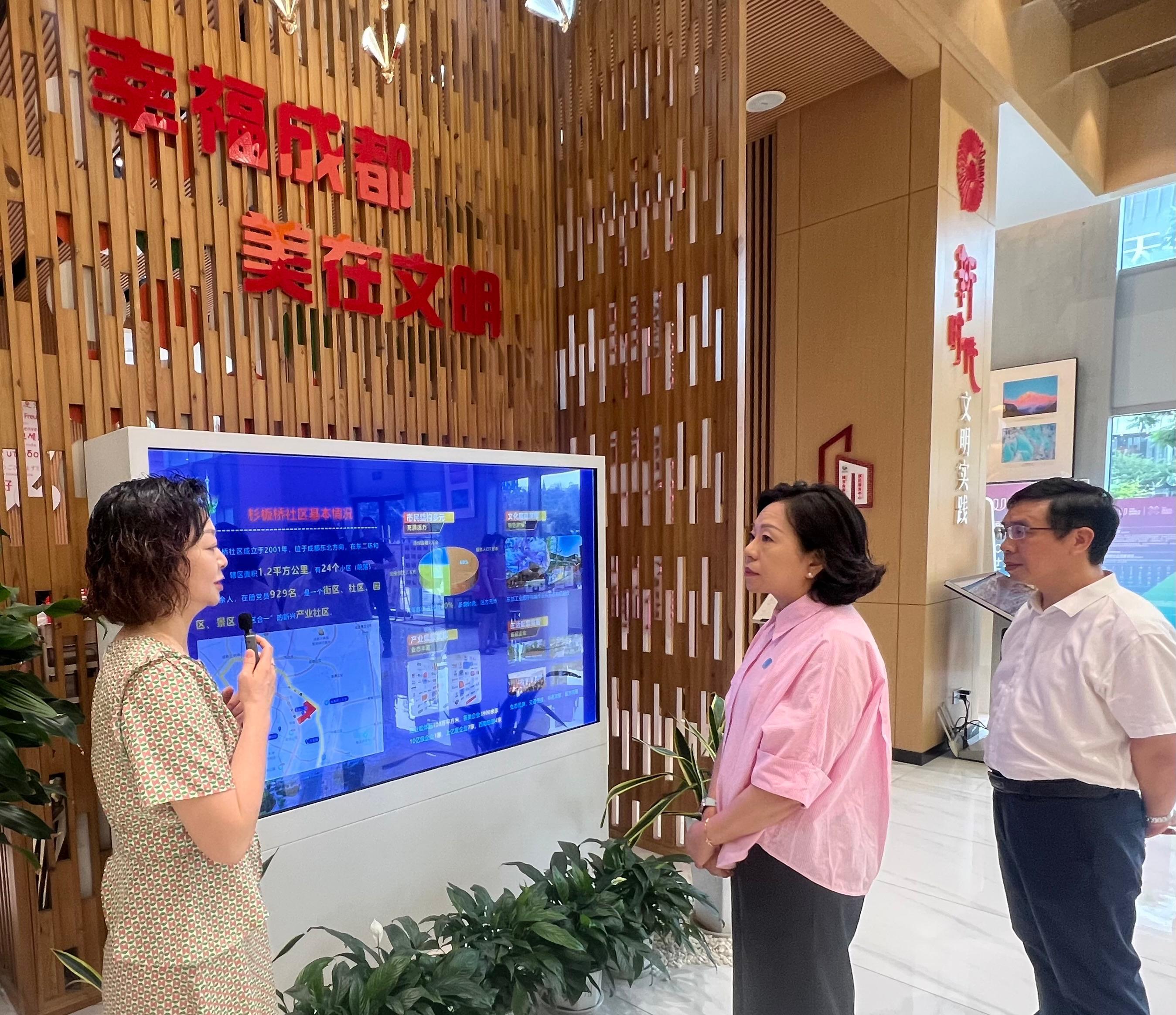 The Secretary for Home and Youth Affairs, Miss Alice Mak, continued her visit to Sichuan today (July 18). Photo shows Miss Mak (centre) visiting the Shabanqiao community in Chengdu and learning about their community governance experience.