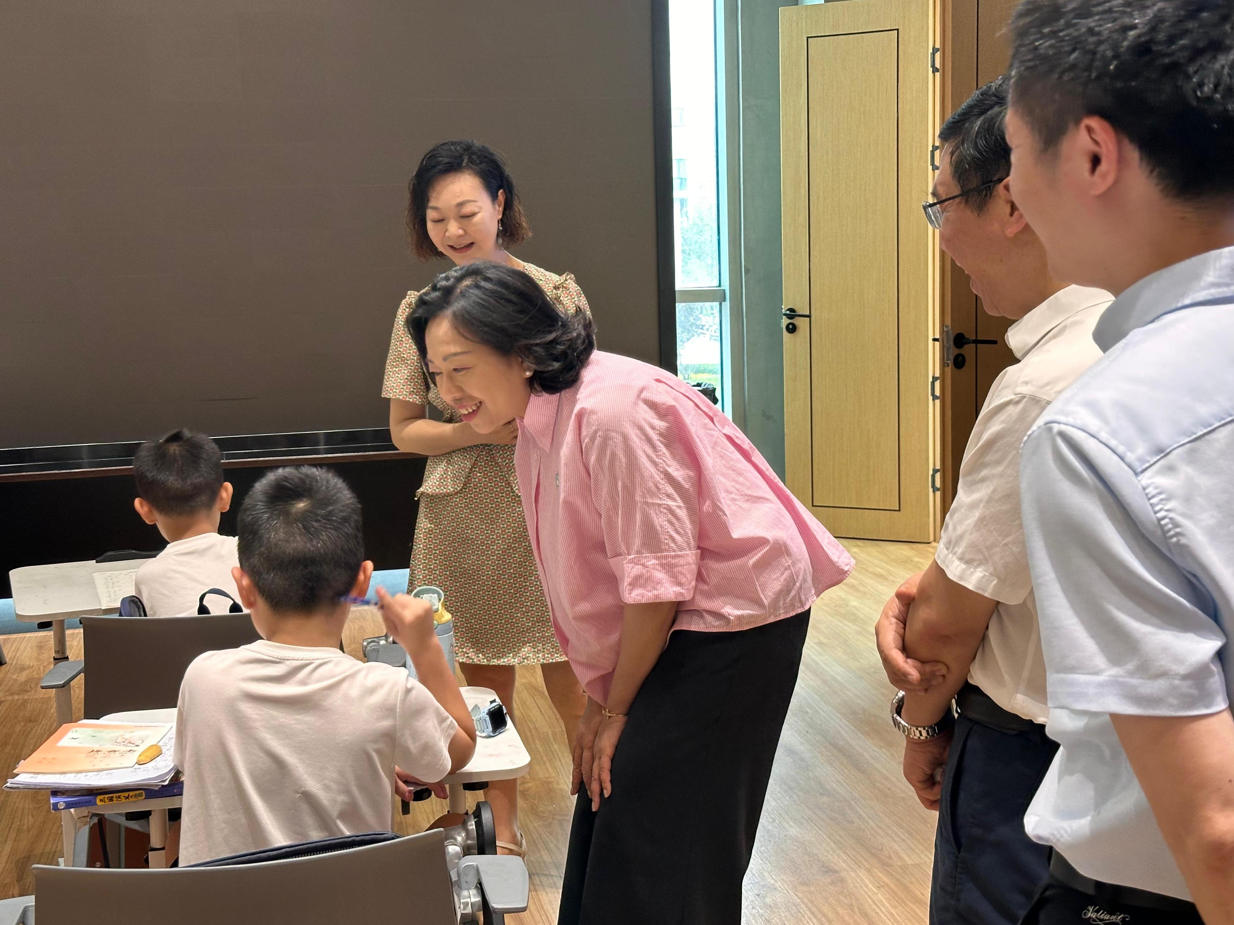 The Secretary for Home and Youth Affairs, Miss Alice Mak, continued her visit to Sichuan today (July 18). Photo shows Miss Mak (third right) visiting the Shabanqiao community in Chengdu and learning about their community governance experience.
