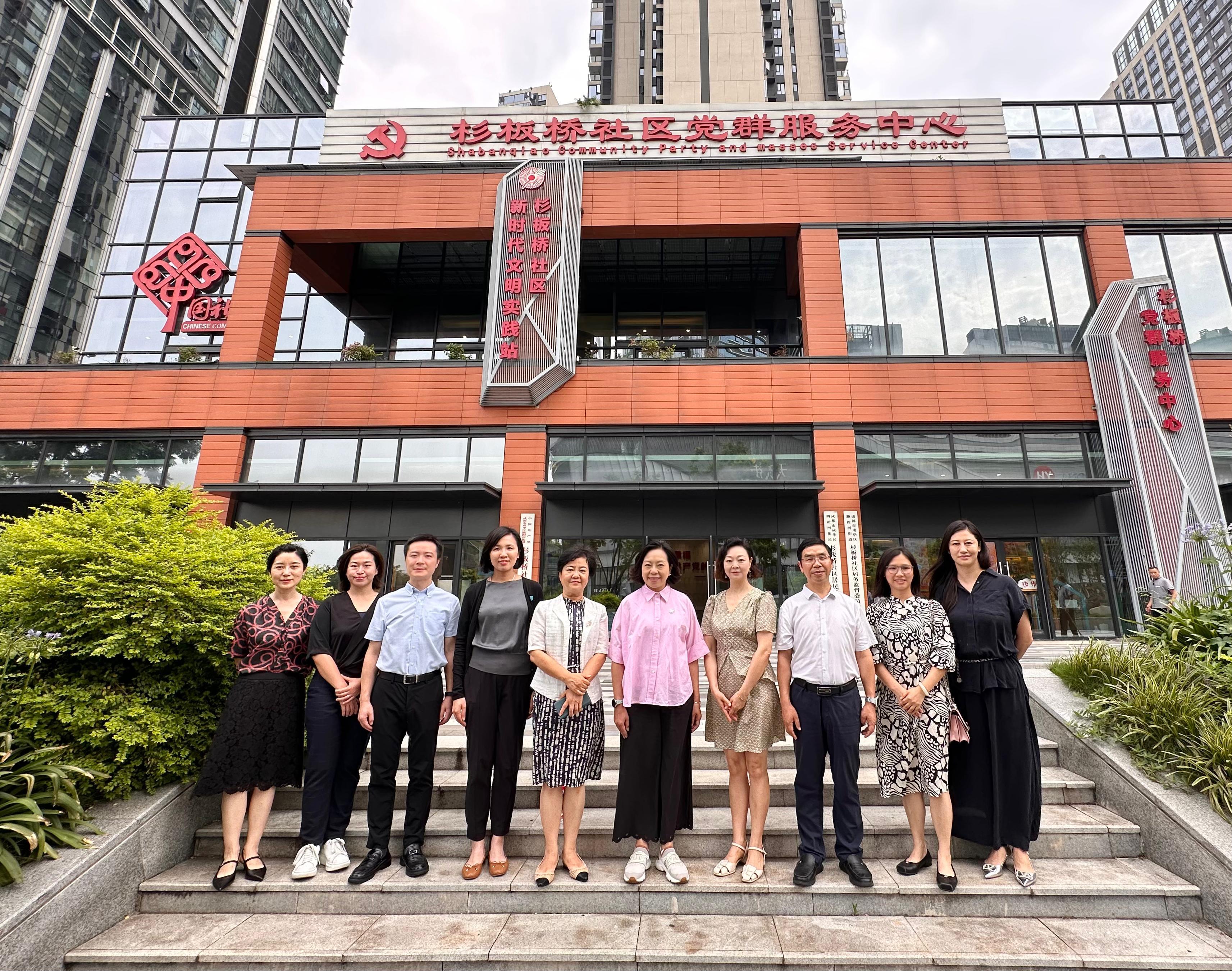 The Secretary for Home and Youth Affairs, Miss Alice Mak, continued her visit to Sichuan today (July 18). Photo shows Miss Mak (fifth right) with Second-level Inspector of the the Hong Kong and Macao Affairs Office of the Sichuan Provincial People's Government Ms Luo Rong (fifth left); member of the Standing Committee, the Director General of the Organization Department and the Director-General of the Social Work Department of the CPC Chengdu Municipal Committee, Chenghua District, Mr Feng Jun (third right).