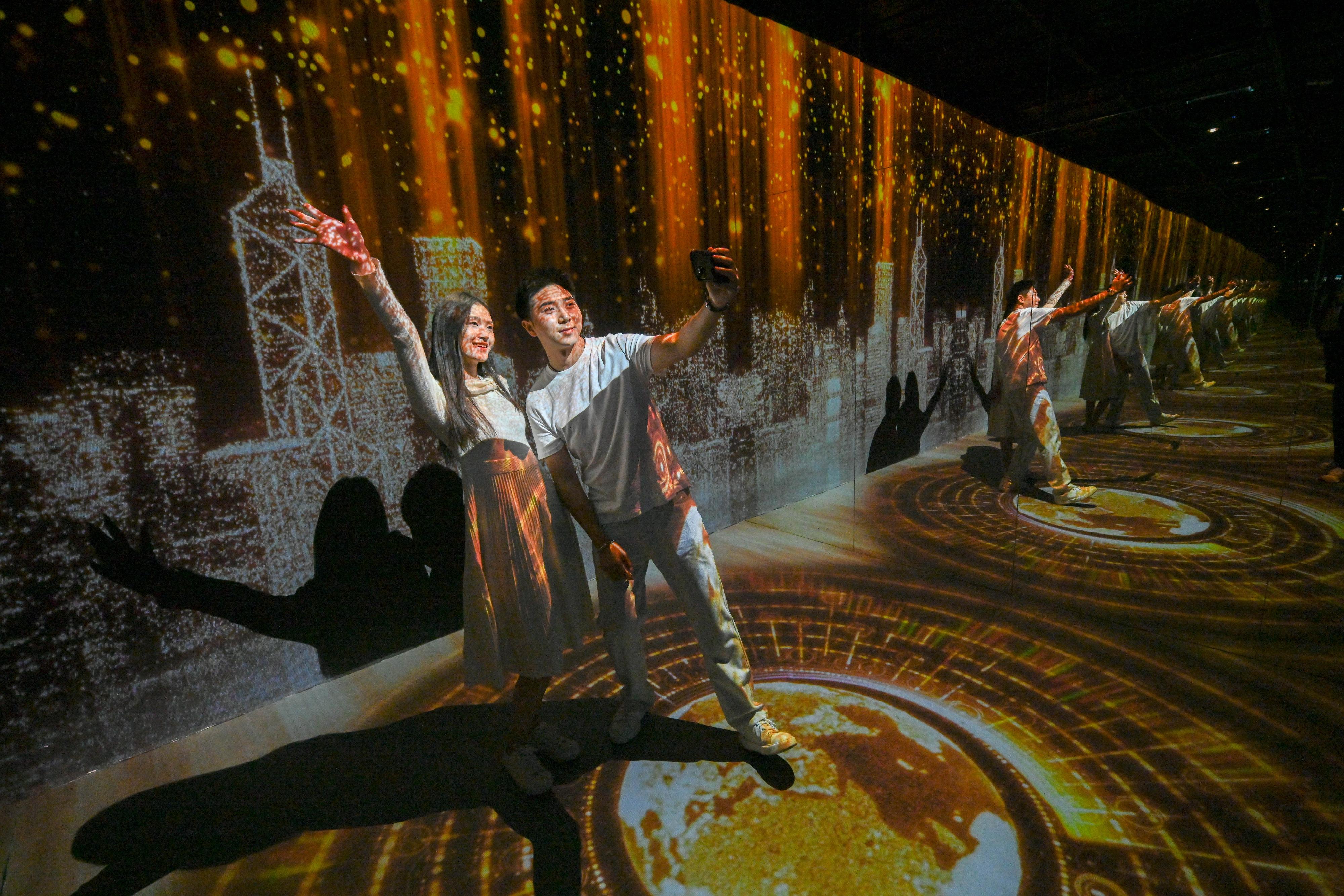 The "Immersive Hong Kong" roving exhibition, which showcases the diversity and latest developments of Hong Kong through interactive art technology, opened in Qingdao today (July 18). The exhibition invites visitors from Qingdao and the entire Shandong Province to explore the unique opportunities and potential for tourism, education, business and investment in Hong Kong. Photo shows an art projection with the theme "Financial Bridgehead" at the exhibition.