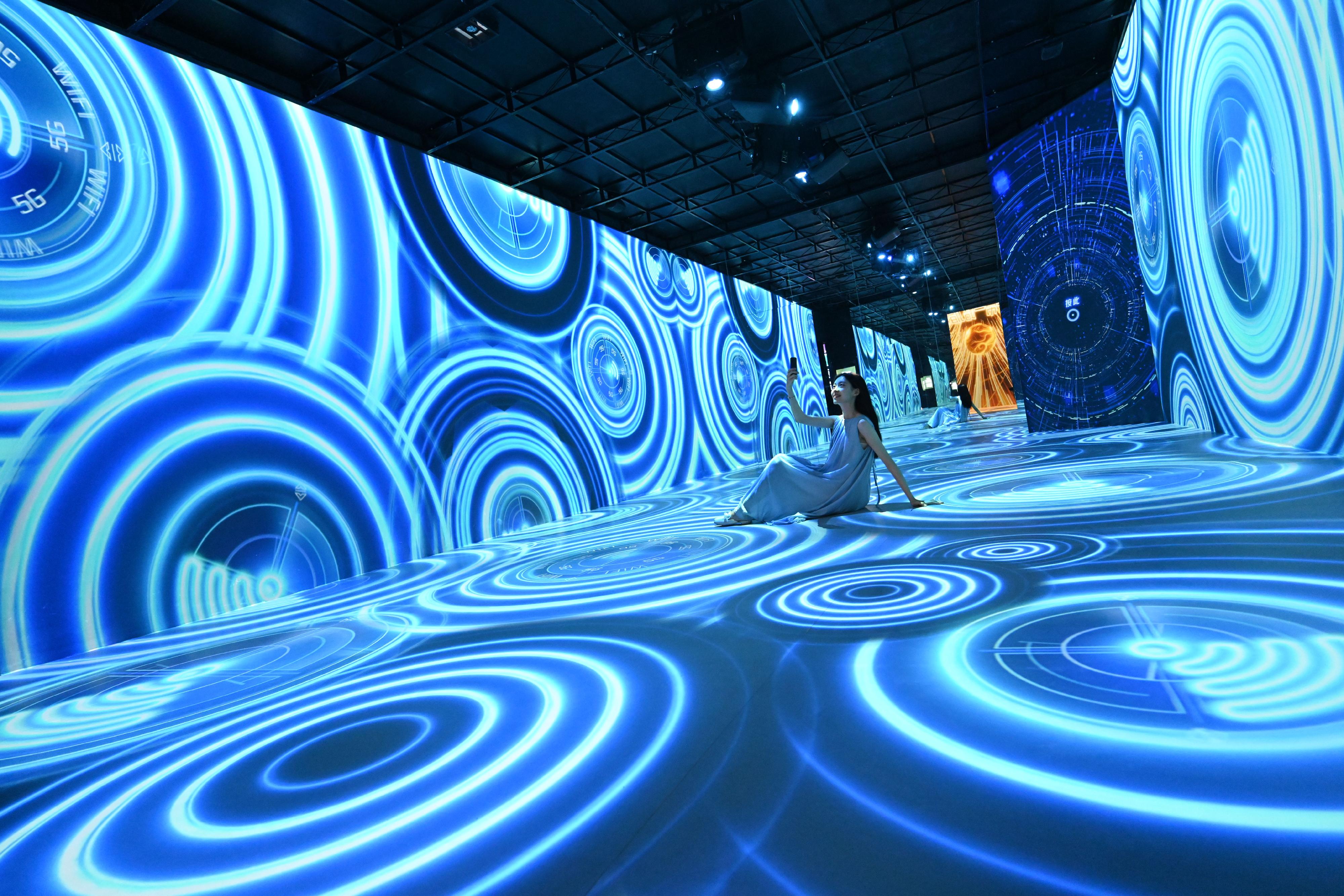 The "Immersive Hong Kong" roving exhibition, which showcases the diversity and latest developments of Hong Kong through interactive art technology, opened in Qingdao today (July 18). The exhibition invites visitors from Qingdao and the entire Shandong Province to explore the unique opportunities and potential for tourism, education, business and investment in Hong Kong. Photo shows an art projection with the theme "I&T Brain Bank" at the exhibition.