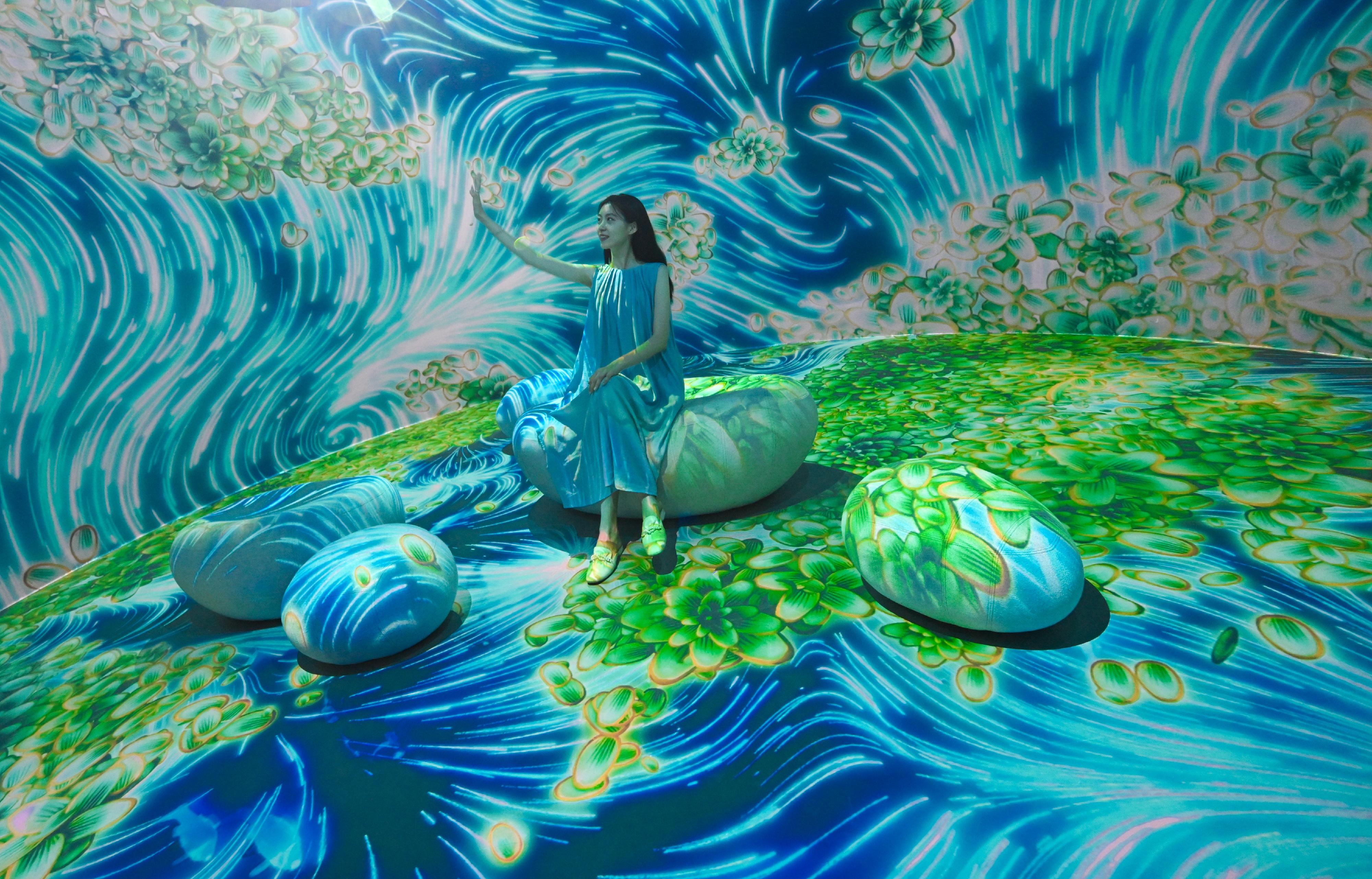 The "Immersive Hong Kong" roving exhibition, which showcases the diversity and latest developments of Hong Kong through interactive art technology, opened in Qingdao today (July 18). The exhibition invites visitors from Qingdao and the entire Shandong Province to explore the unique opportunities and potential for tourism, education, business and investment in Hong Kong. Photo shows an art projection with the theme "Diversity and Greenery" at the exhibition.