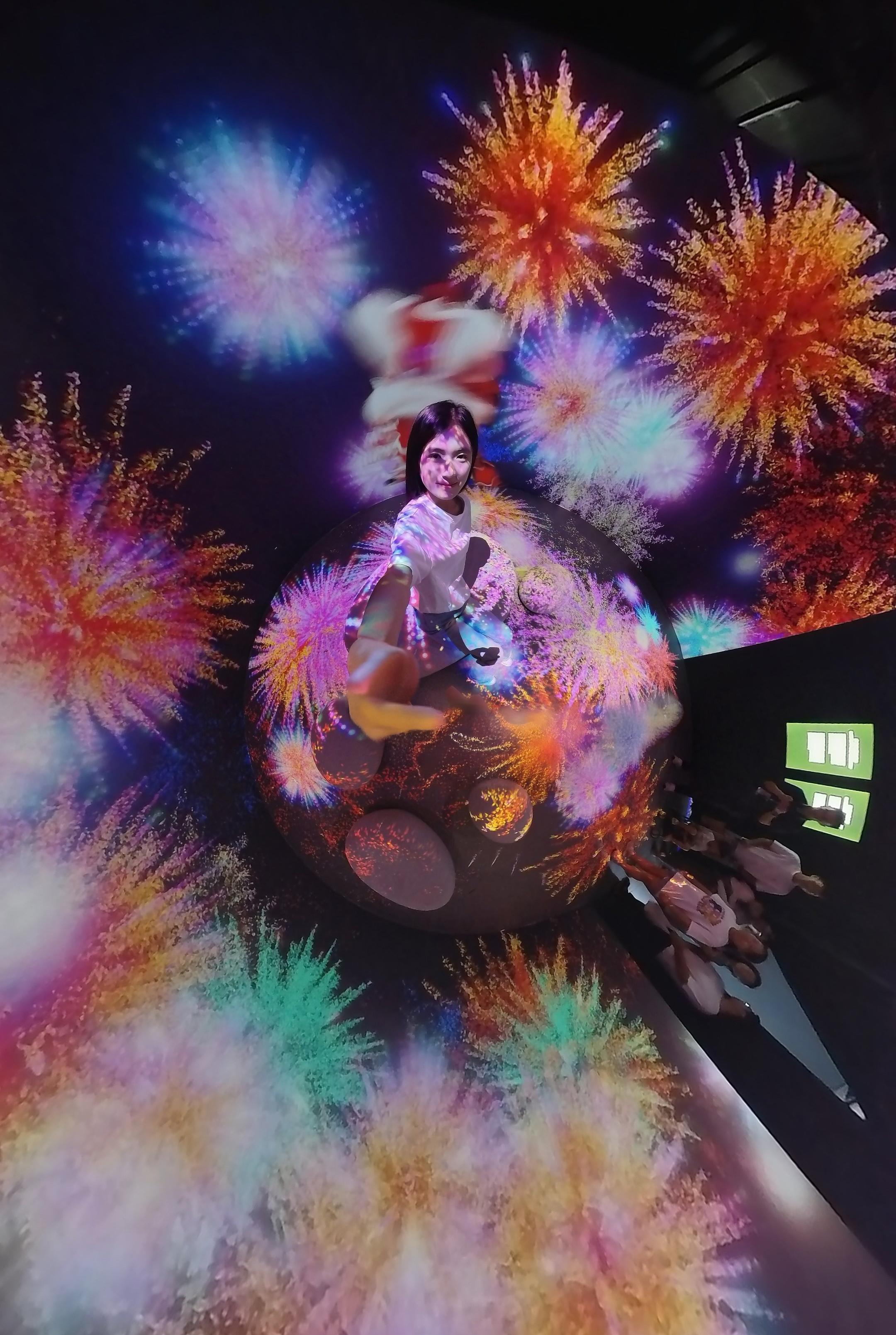 The "Immersive Hong Kong" roving exhibition, which showcases the diversity and latest developments of Hong Kong through interactive art technology, opened in Qingdao today (July 18). The exhibition invites visitors from Qingdao and the entire Shandong Province to explore the unique opportunities and potential for tourism, education, business and investment in Hong Kong. Photo shows an art projection with the theme "Blossoming Creativity" at the exhibition.