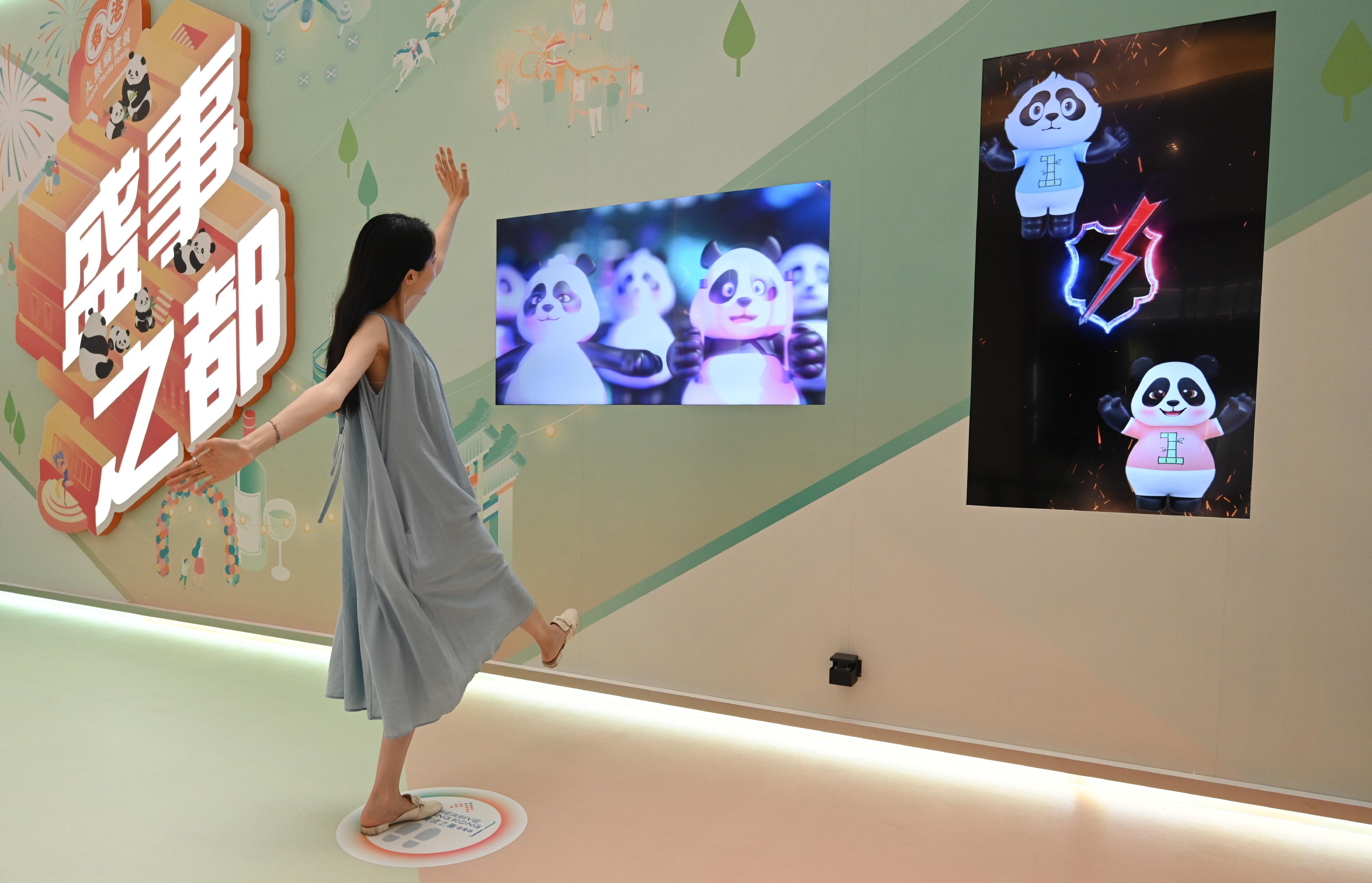 The "Immersive Hong Kong" roving exhibition, which showcases the diversity and latest developments of Hong Kong through interactive art technology, opened in Qingdao today (July 18). The exhibition invites visitors from Qingdao and the entire Shandong Province to explore the unique opportunities and potential for tourism, education, business and investment in Hong Kong. Photo shows the installation with the theme of giant pandas and events capital at the exhibition.