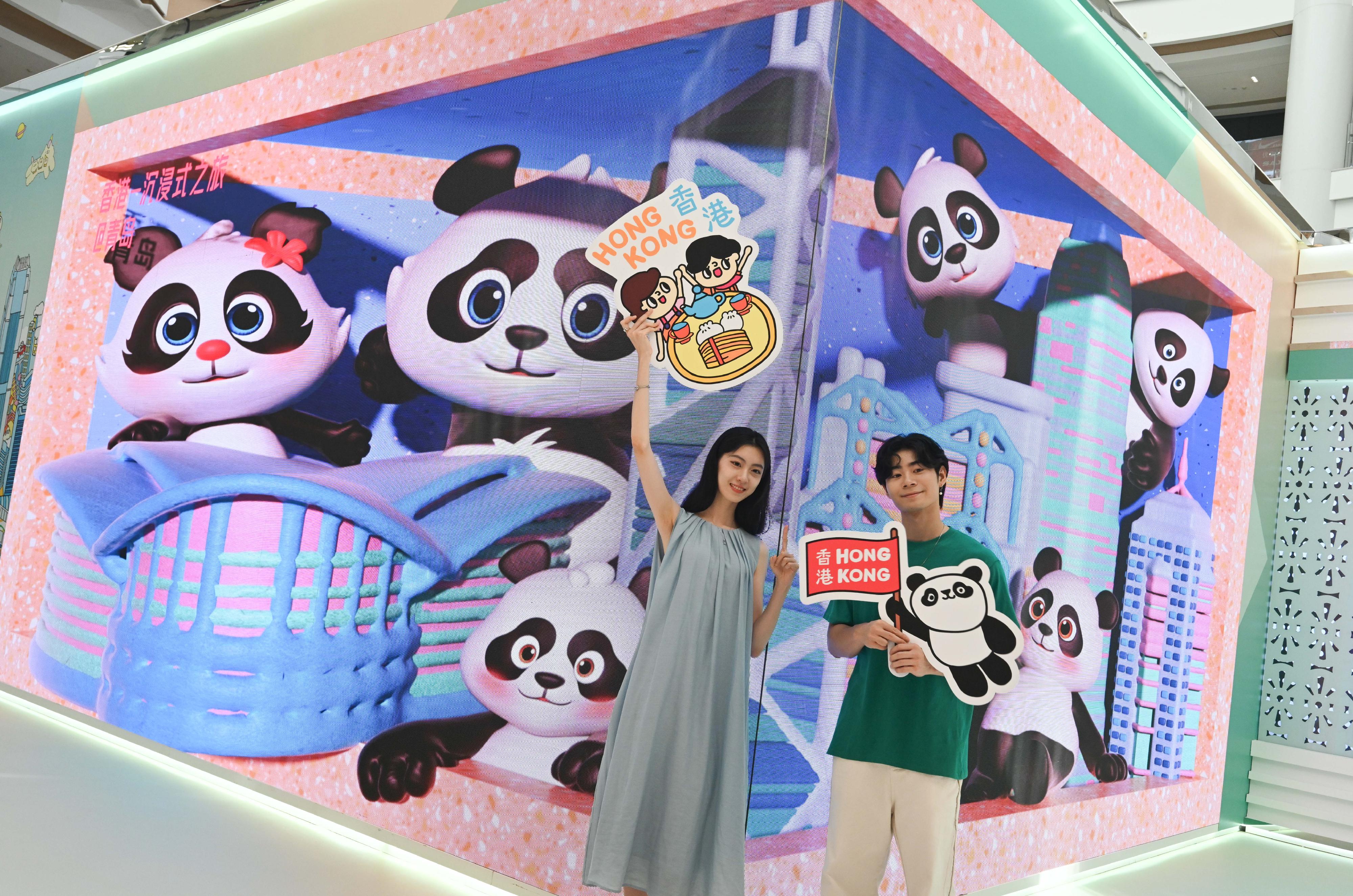 The "Immersive Hong Kong" roving exhibition, which showcases the diversity and latest developments of Hong Kong through interactive art technology, opened in Qingdao today (July 18). The exhibition invites visitors from Qingdao and the entire Shandong Province to explore the unique opportunities and potential for tourism, education, business and investment in Hong Kong. Photo shows a naked-eye 3D display at the exhibition.
