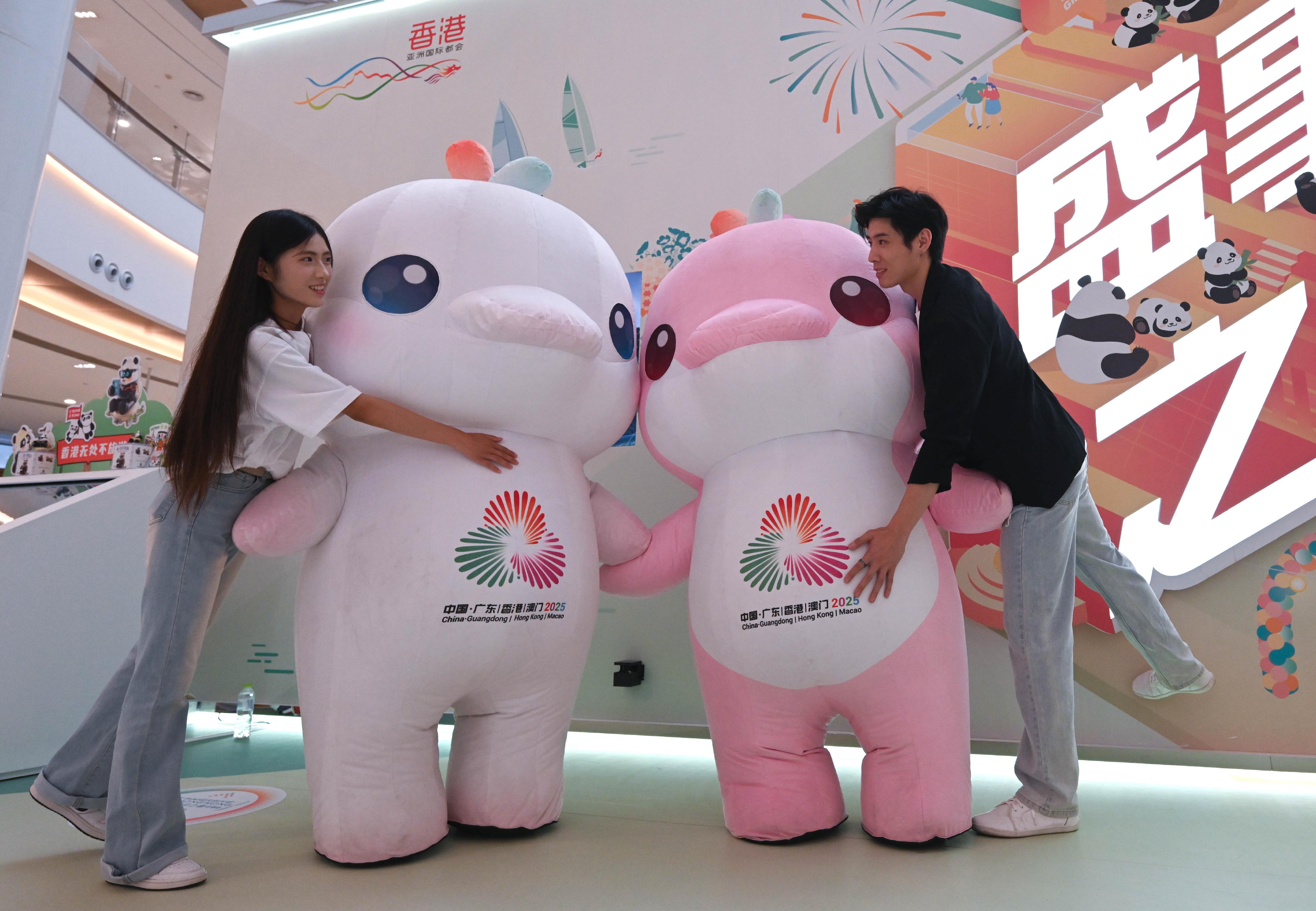 The "Immersive Hong Kong" roving exhibition, which showcases the diversity and latest developments of Hong Kong through interactive art technology, opened in Qingdao today (July 18). The exhibition invites visitors from Qingdao and the entire Shandong Province to explore the unique opportunities and potential for tourism, education, business and investment in Hong Kong. Photo shows visitors with mascots for the 15th National Games.