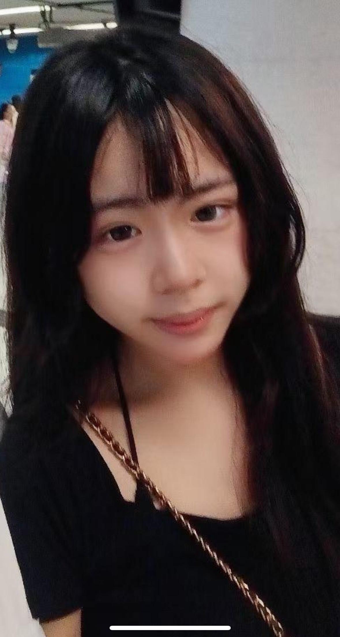 Li Choi-yi, aged 15, is about 1.6 metres tall, 45 kilograms in weight and of thin build. She has a pointed face with yellow complexion and long straight black hair. 