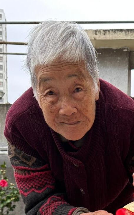 Lo Siu-ying, aged 86, is about 1.5 metres tall, 41 kilograms in weight and of thin build. She has a long face with yellow complexion and short white hair. She was last seen wearing a brown long-sleeved shirt, black trousers, black shoes, a pair of black sunglasses, carrying a black shoulder bag and a light-coloured long umbrella.