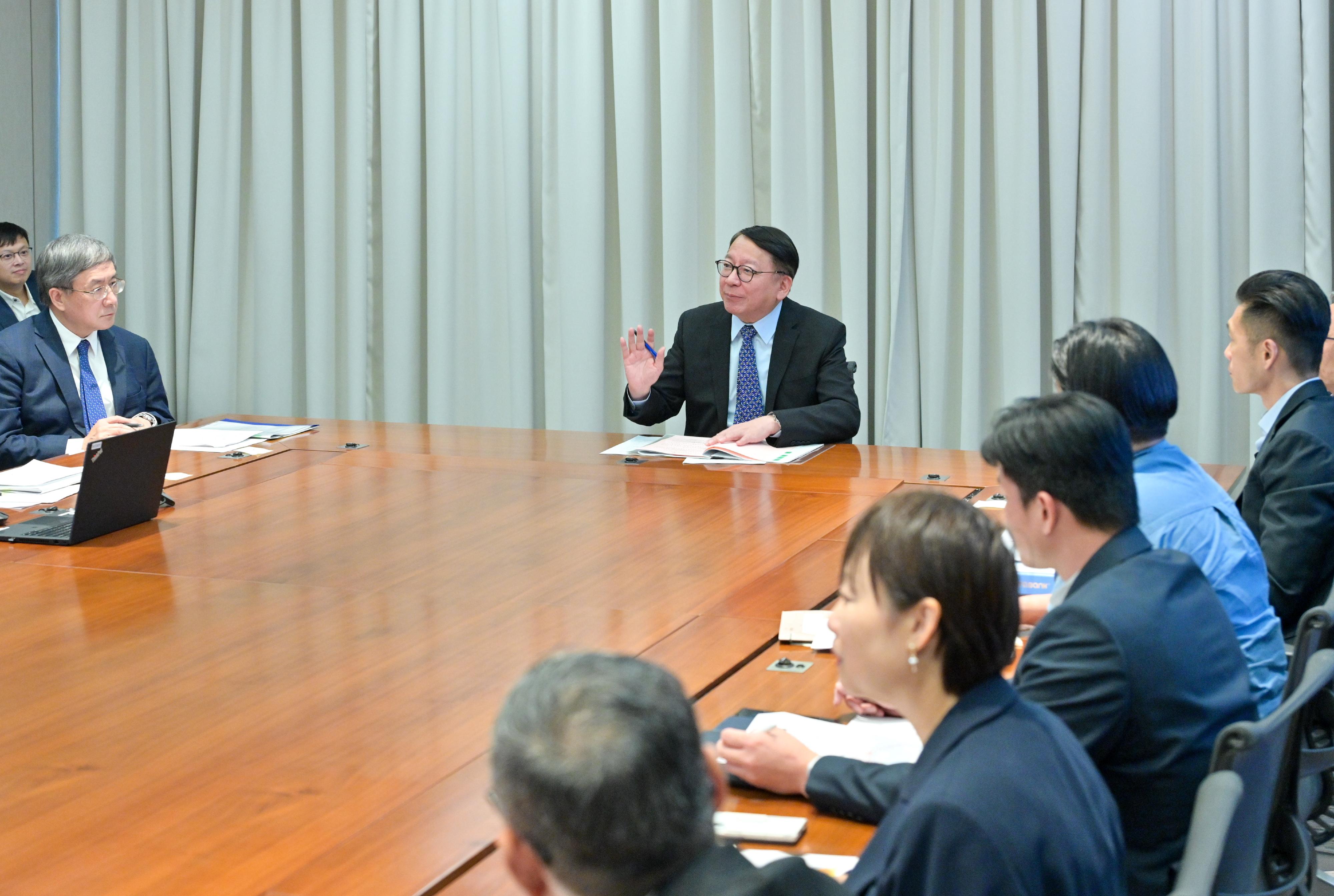 The Chief Secretary for Administration, Mr Chan Kwok-ki, chaired a meeting of the steering committee on inter-departmental handling of typhoons this afternoon (July 18) to ensure comprehensive and adequate preparations and response planning by relevant departments to cope with possible threats of Wipha.