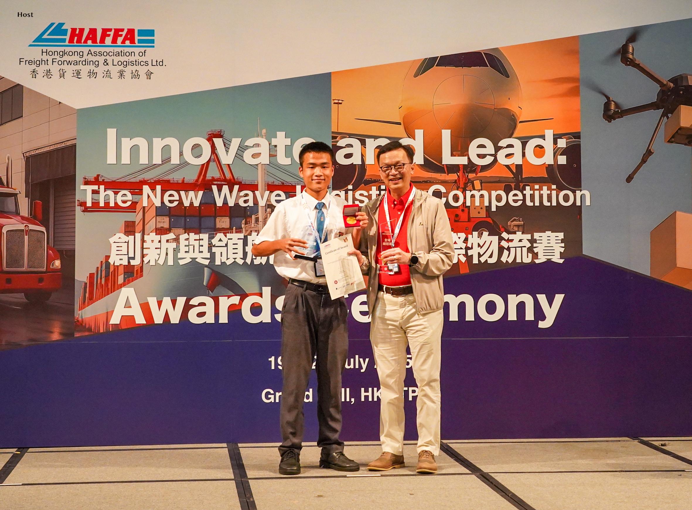 The Innovate and Lead - The New Wave Logistics Competition was held today (July 19). Photo shows the Under Secretary for Transport and Logistics, Mr Liu Chun-san (right), presenting the overall grand champion to Aberdeen Technical School.