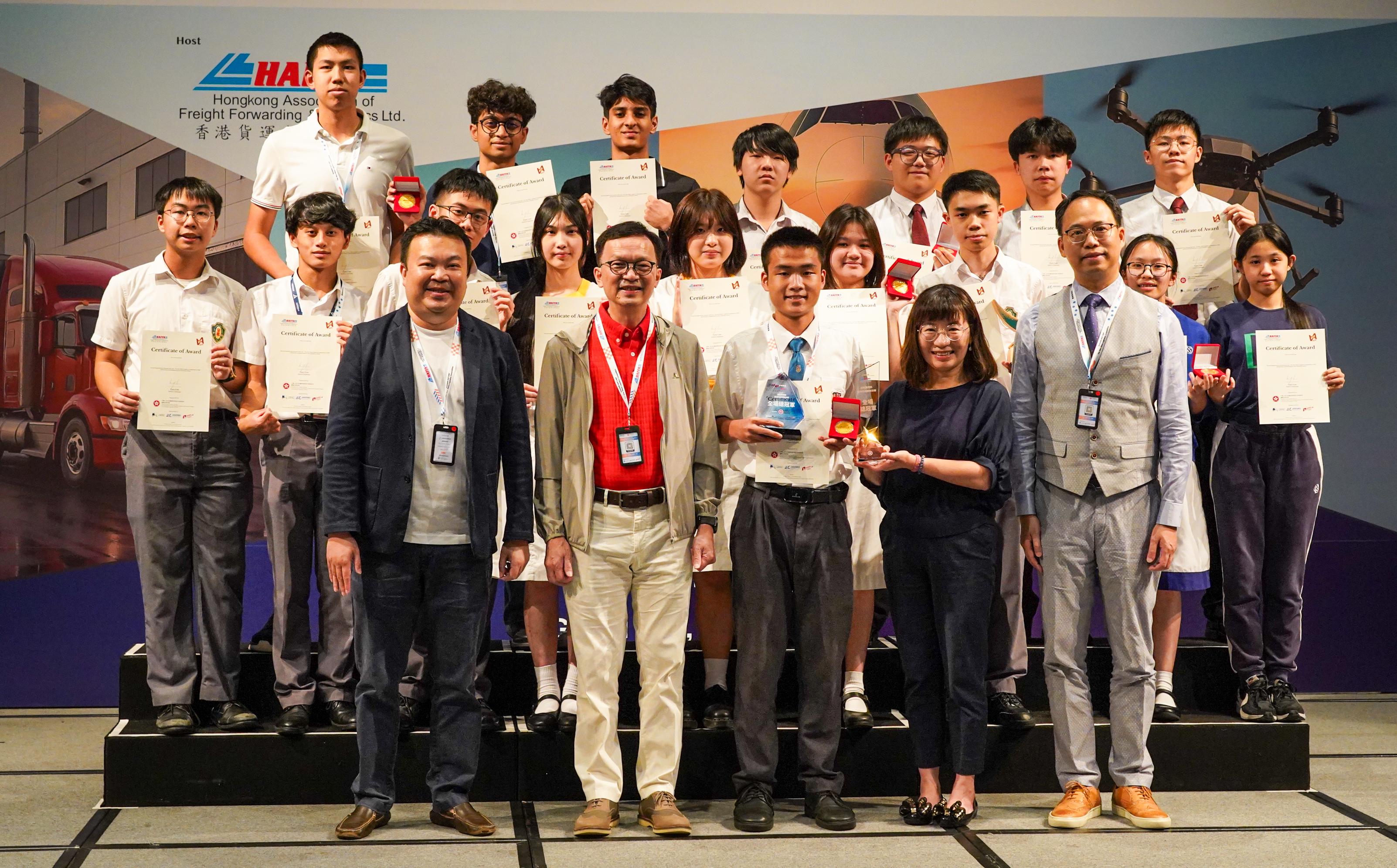 The Innovate and Lead - The New Wave Logistics Competition was held today (July 19). Photo shows the Under Secretary for Transport and Logistics, Mr Liu Chun-san (front row, second left); the Chairman of Hong Kong Association of Freight Forwarding And Logistics Limited, Mr Gary Lau (front row, first left); Deputy Secretary for Transport and Logistics Miss Amy Chan (front row, second right) and a guest with winning teams of gold prizes.