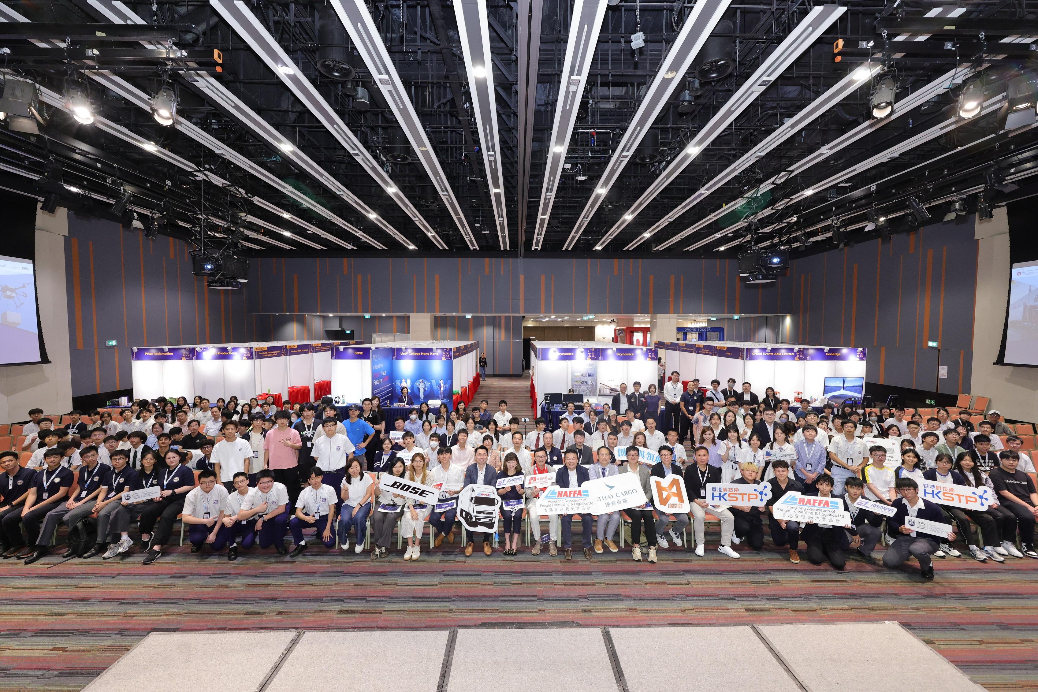 The Innovate and Lead - The New Wave Logistics Competition was held today (July 19). Photo shows the Under Secretary for Transport and Logistics, Mr Liu Chun-san (front row, seventeenth left); the Chairman of Hong Kong Association of Freight Forwarding And Logistics Limited, Mr Gary Lau (front row, eighteenth left); Deputy Secretary for Transport and Logistics Miss Amy Chan (front row, sixteen left) and other guests with participating teams.