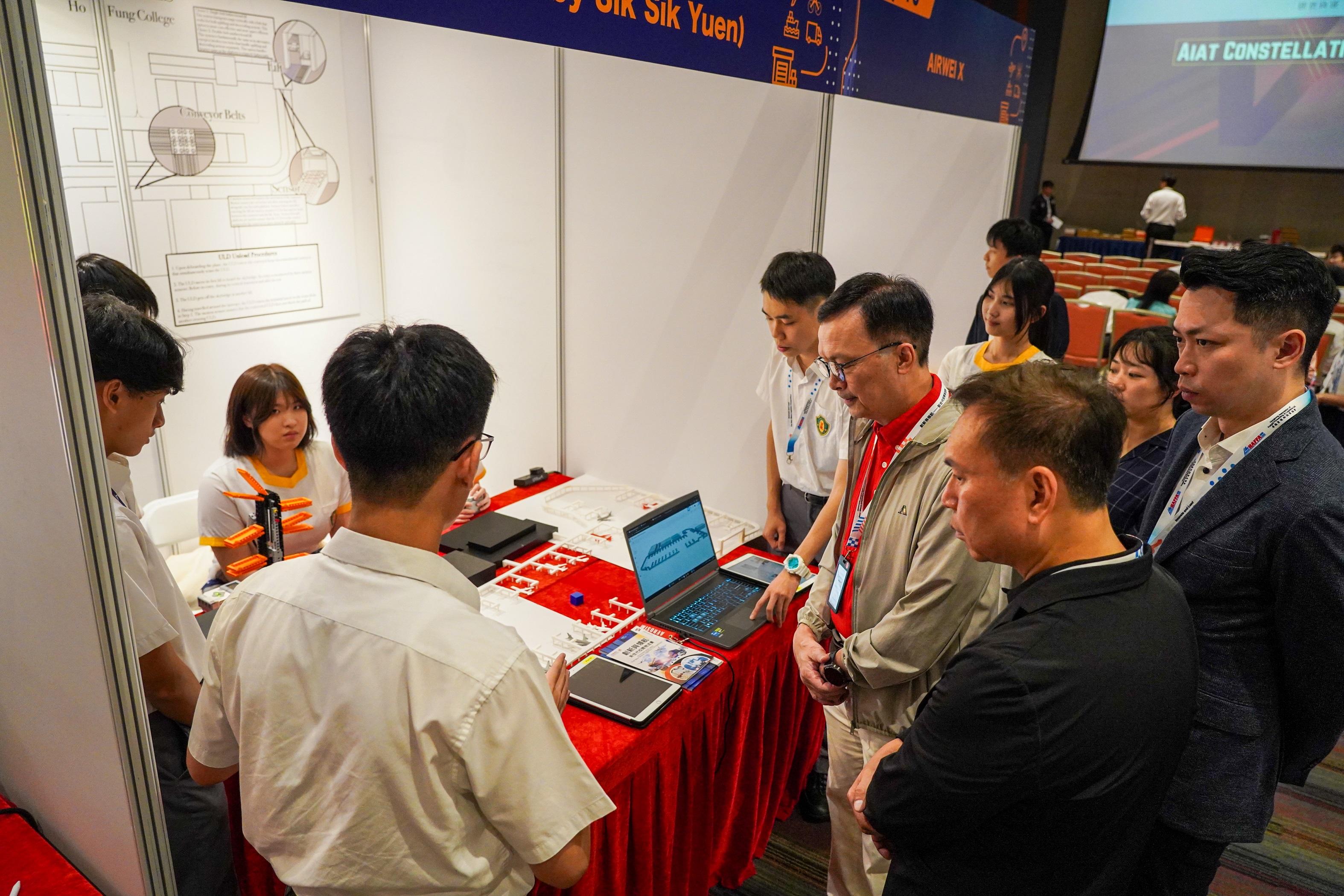 The Innovate and Lead - The New Wave Logistics Competition was held today (July 19). Photo shows the Under Secretary for Transport and Logistics, Mr Liu Chun-san (front row, third right), visiting a booth of a participating team to understand the details and ideas behind its creative proposal.