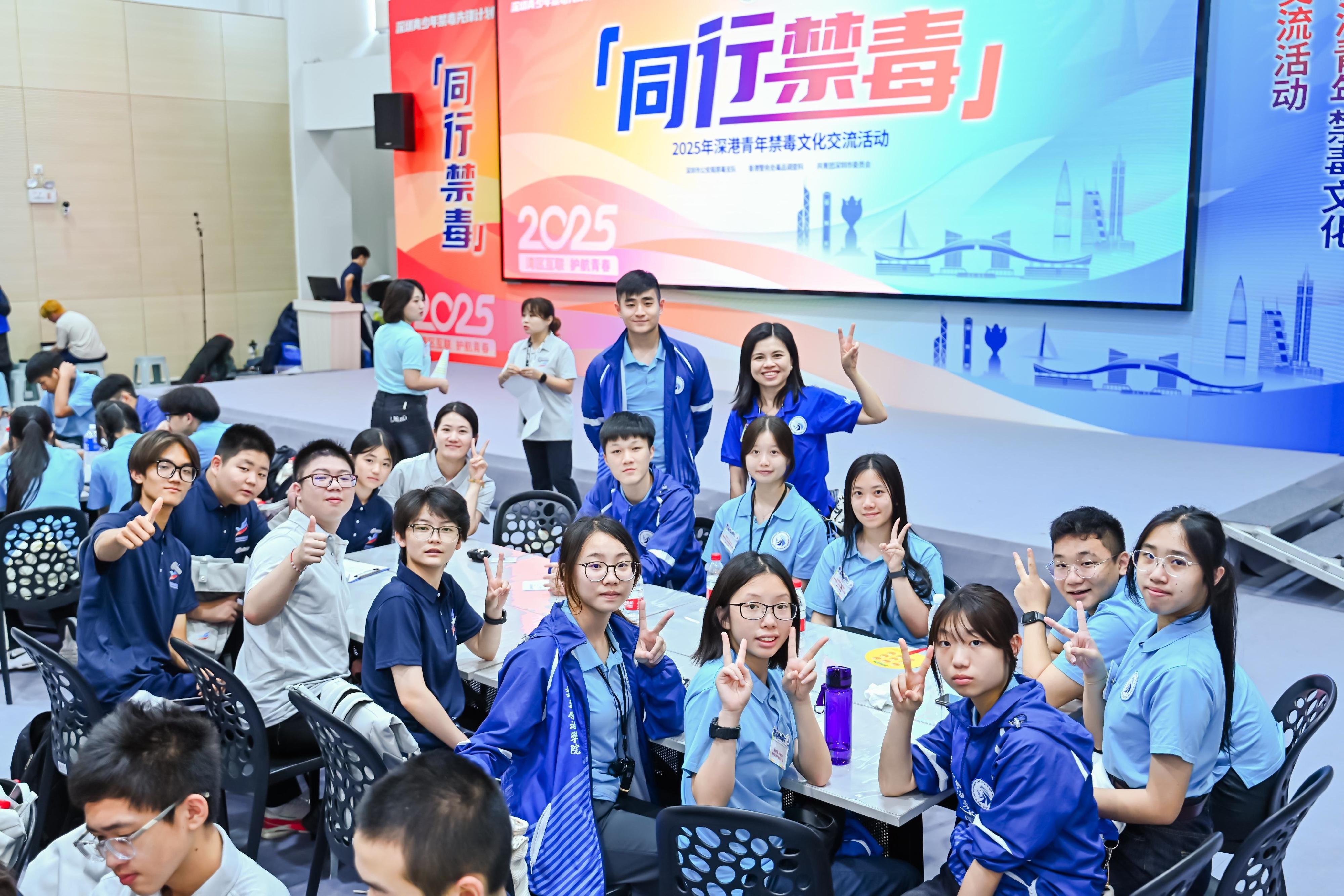 The Leadership Institute on Narcotics, established by the Narcotics Bureau of the Hong Kong Police Force, organised a two-day youth exchange programme, “Together, We Fight Against Drugs”, in Shenzhen on July 18 and 19. Mentees in a photo with the Mainland youth “Anti-drug Pioneers”.