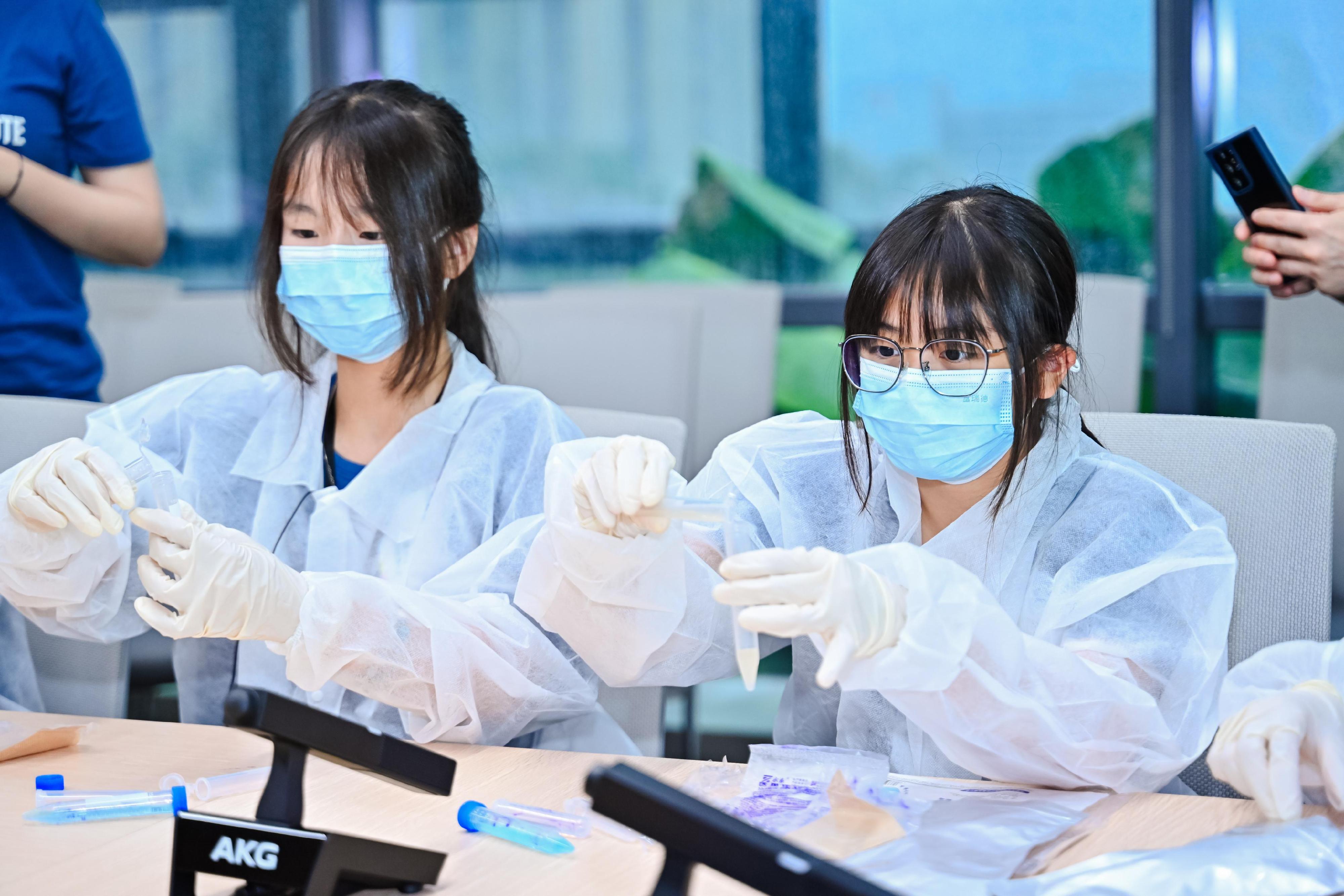 The Leadership Institute on Narcotics, established by the Narcotics Bureau of the Hong Kong Police Force, organised a two-day youth exchange programme, “Together, We Fight Against Drugs”, in Shenzhen on July 18 and 19. The mentees take part in experiments at a biotechnology facility, learning to extract samples for genetic analysis.