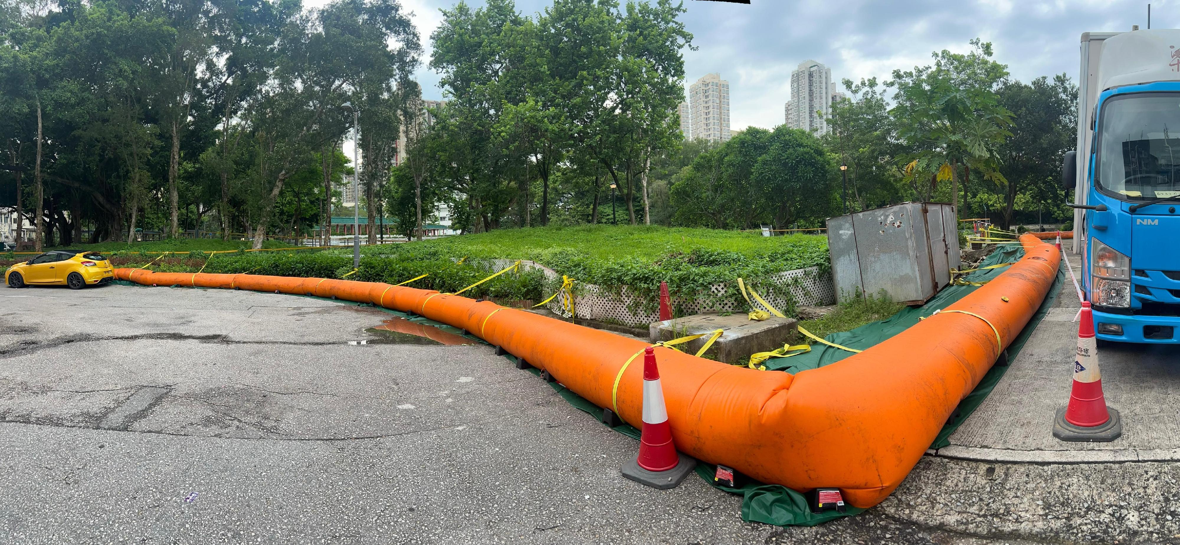 The storm surge caused by the severe tropical storm Wipha may lead to a rise in sea levels in Tai Po Kau. To cope with possible flooding, the Drainage Services Department has installed a temporary water-filled flood barrier outside Kwong Fuk Park on Po Yick Lane.