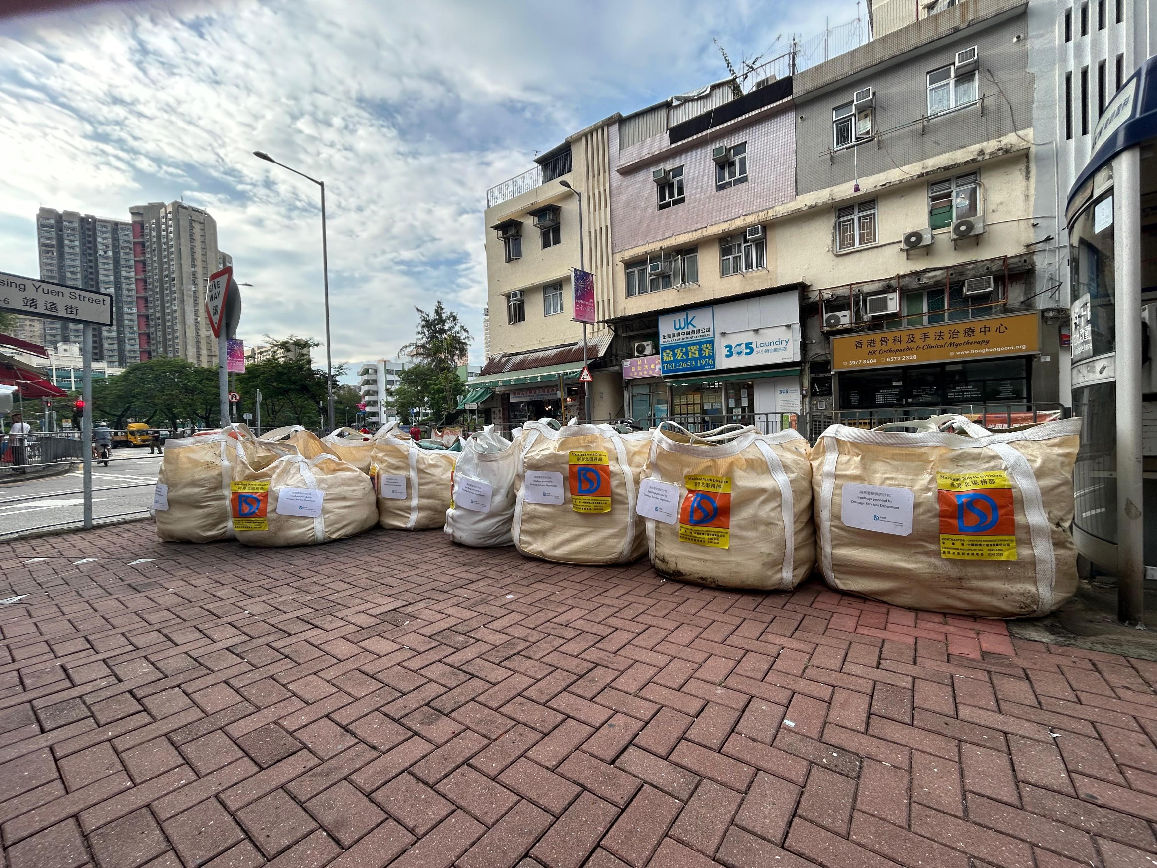 The storm surge caused by the severe tropical storm Wipha may lead to a rise in sea levels in Tai Po Kau. To cope with possible flooding, the Drainage Services Department has placed sandbags at designated locations for the public to use as needed.