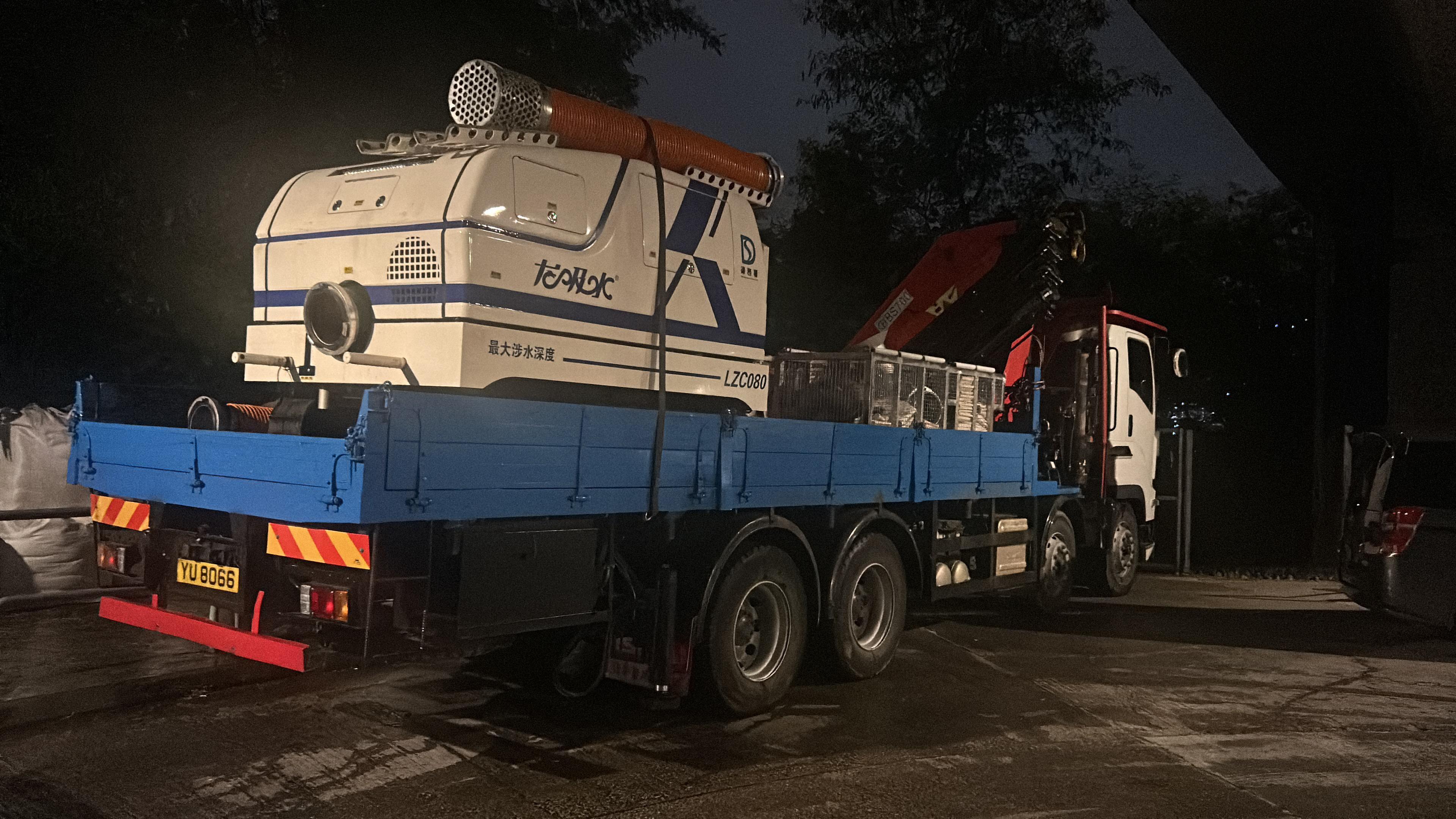 The storm surge caused by the severe tropical storm Wipha may lead to a rise in sea levels in Tai Po Kau. To cope with possible flooding, the Drainage Services Department has deployed the Mobile Powerful Pumping Robot to low-lying areas in Tai Po as a precautionary measure against potential flooding.
