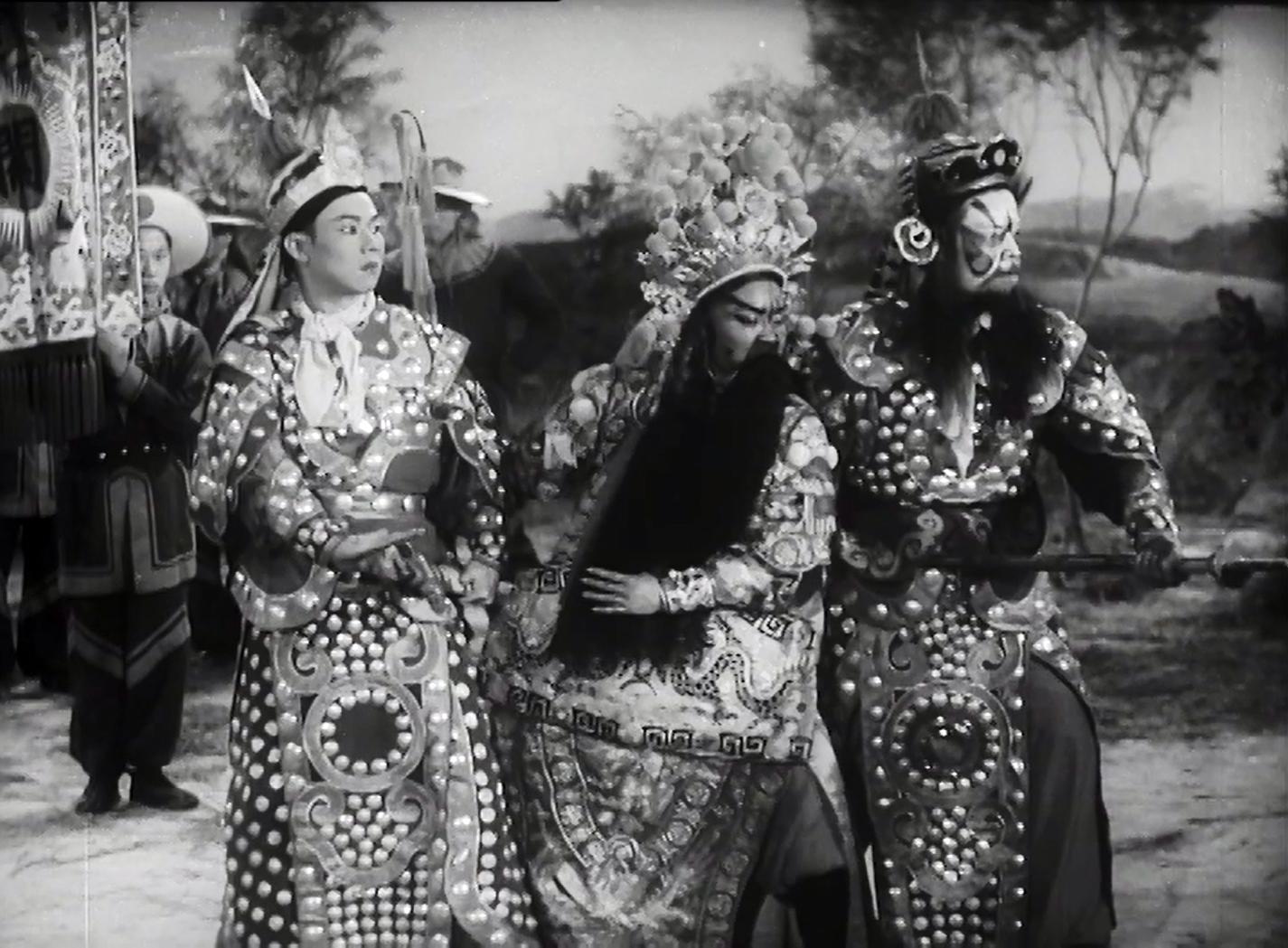 The Hong Kong Film Archive of the Leisure and Cultural Services Department will present a programme entitled "Cantonese Opera Films: The Legend of Guan Gong" from August 30 to September 7, featuring five Cantonese opera films in the 1950s and 1960s starring virtuosos. Photo shows a film still of "General Kwan Guards the Huarong Path Lau Bei Crosses the River to Meet His Bride" (1957).
