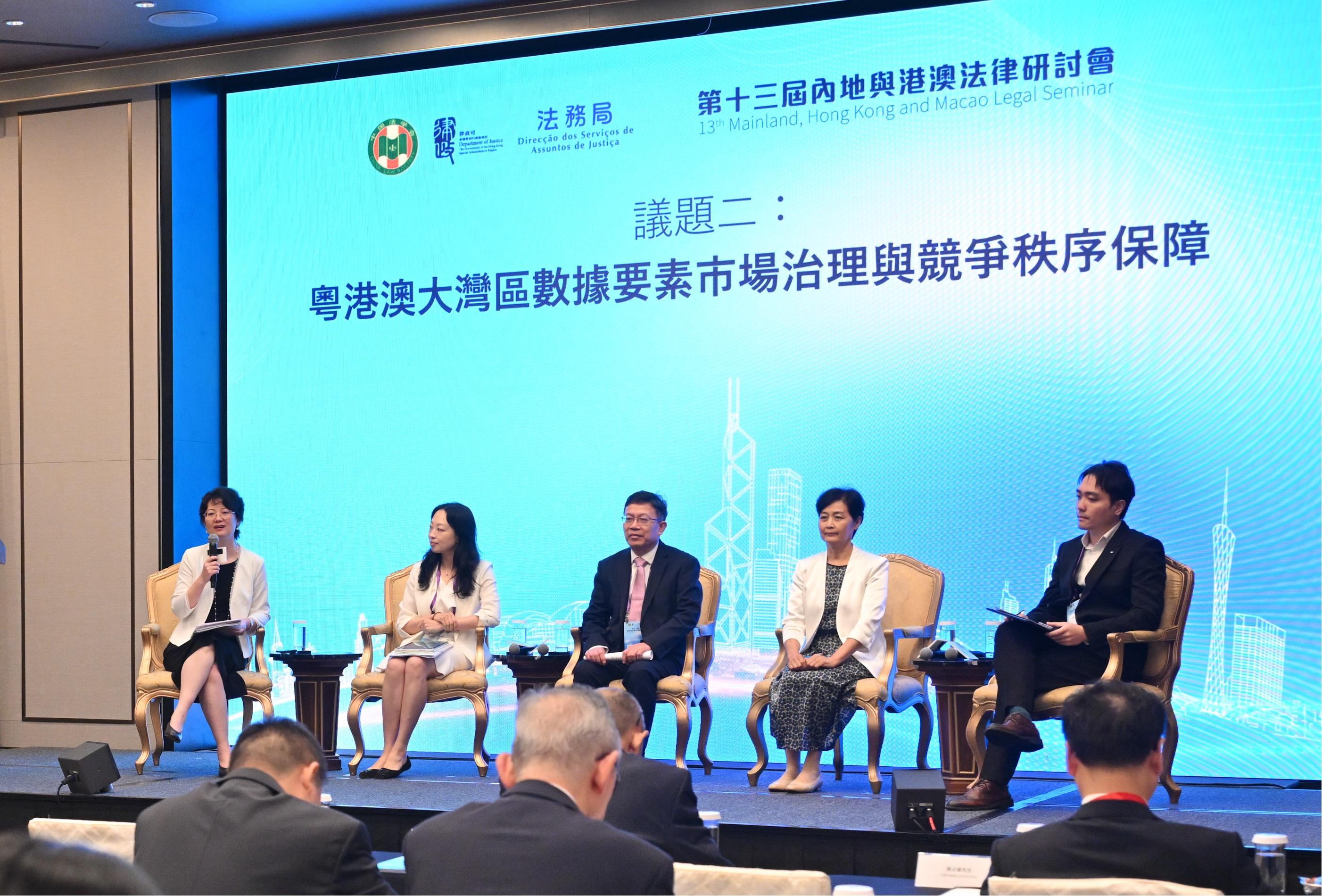 The 13th Mainland, Hong Kong and Macao Legal Seminar, organised by the Department of Justice, the China Law Society and the Legal Affairs Bureau of the Macao Special Administrative Region Government, was held in Hong Kong today (July 21). Photo shows Panel Session 2 "Data element market governance and competition order protection in the Guangdong-Hong Kong-Macao Greater Bay Area".