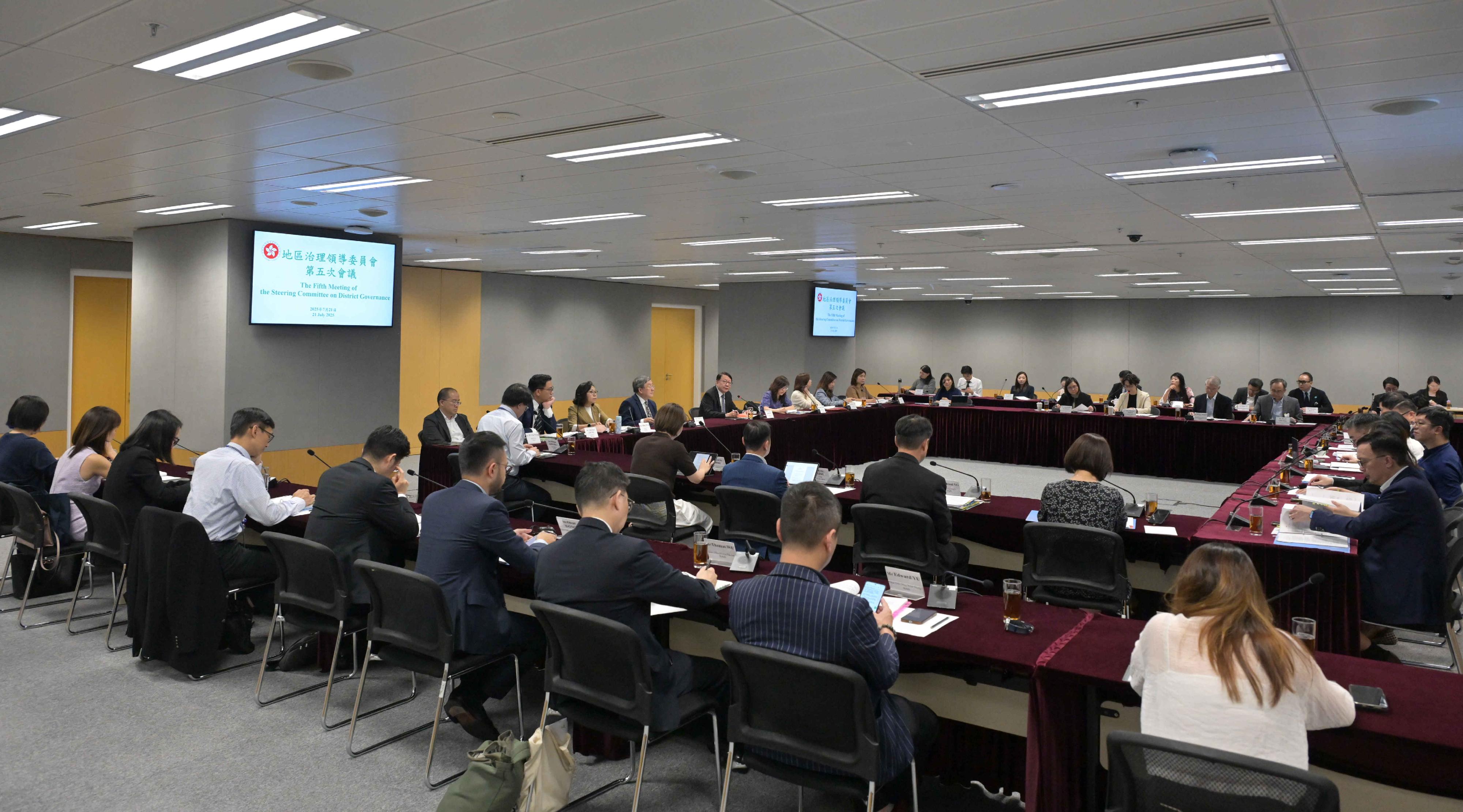 The Chief Secretary for Administration, Mr Chan Kwok-ki, chaired the fifth meeting of the Steering Committee on District Governance today (July 21) to steer and direct various bureaux and departments in formulating strategies on issues of district concern and to follow up on the implementation progress of the 12 key district initiatives identified at the first four meetings. Photo shows Mr Chan; the Deputy Chief Secretary for Administration, Mr Cheuk Wing-hing; the Secretary for Home and Youth Affairs, Miss Alice Mak, and other members of the Steering Committee exchanging views with the Chairmen of the 18 District Councils on district issues during the meeting.