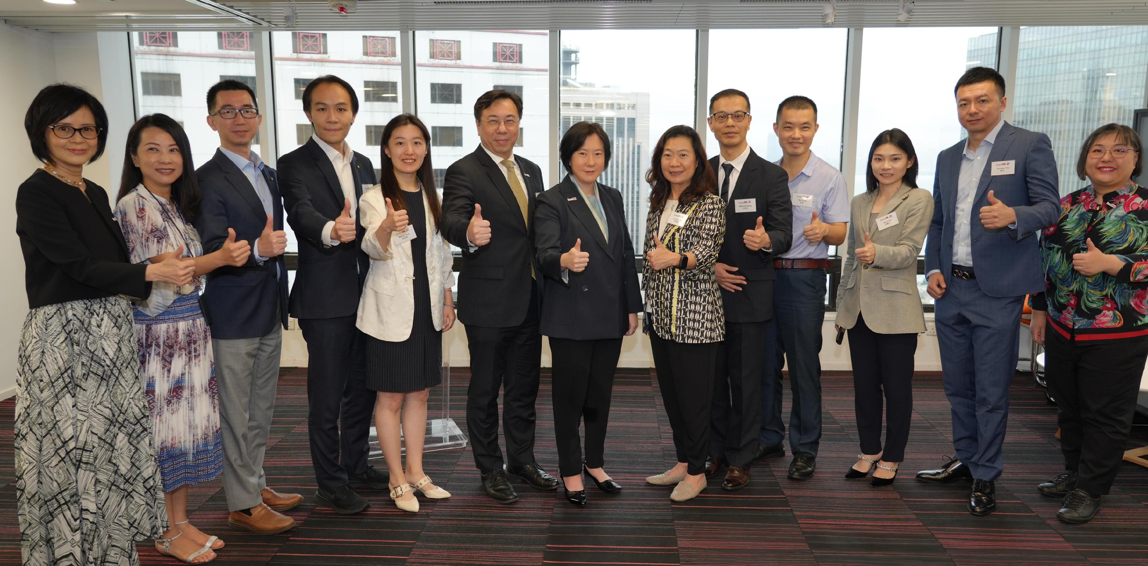 Invest Hong Kong (InvestHK) today (July 22) hosted a seminar to help Mainland companies seize new "go global" opportunities through Hong Kong listings. Photo shows the Director-General of Investment Promotion at InvestHK, Ms Alpha Lau (centre); Associate Director-General of Investment Promotion at InvestHK Mr Arnold Lau (sixth left); Associate Director-General of Investment Promotion at InvestHK Ms Loretta Lee (sixth right); Vice President, Global Issuer Services of the HKEX, Ms Maria Yuan (fifth left); and the Capital Market Services Group (HK) Leader, Southern Region of Deloitte China, Mr Robert Lui (fourth left). 