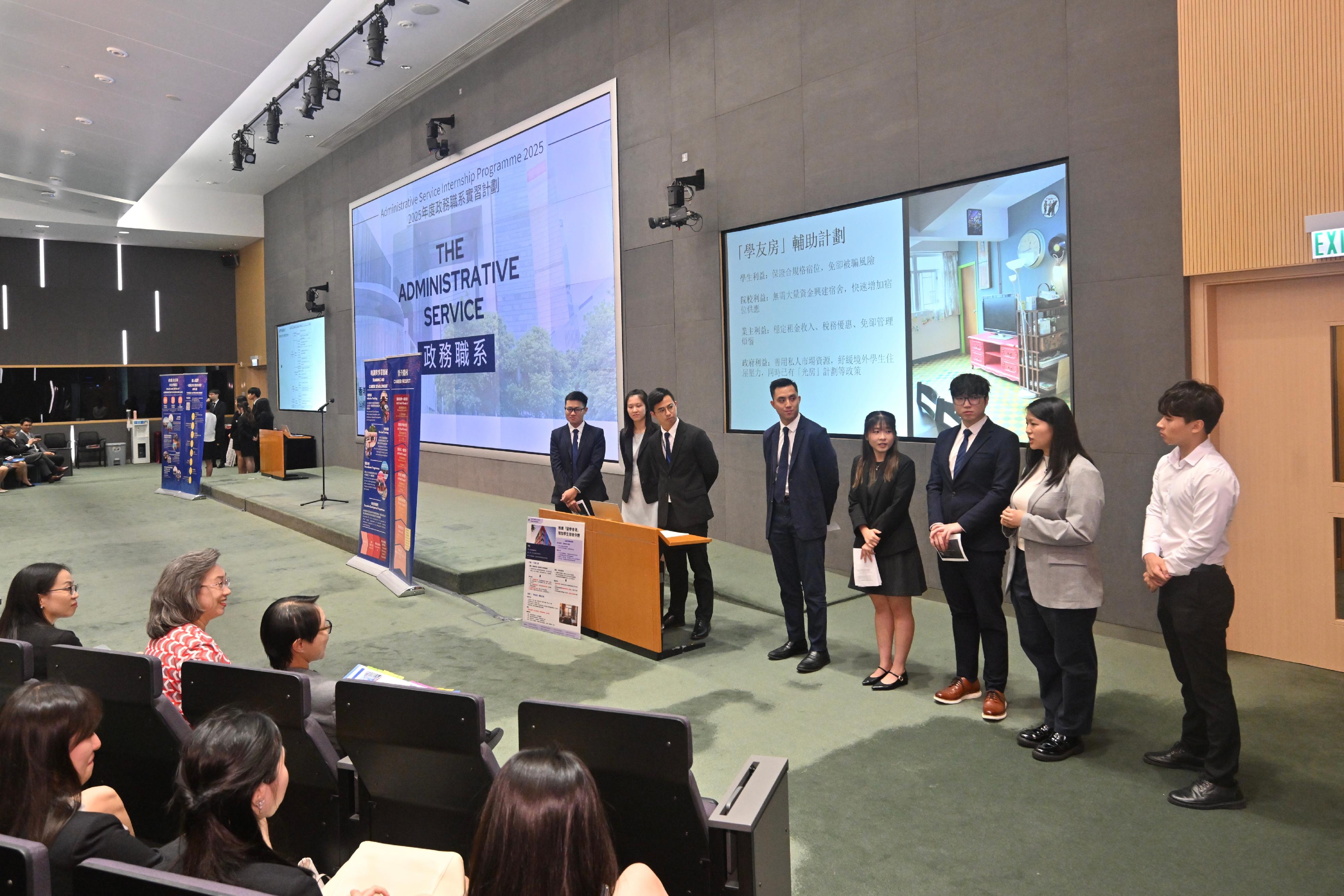 The Secretary for the Civil Service, Mrs Ingrid Yeung (second left), met and shared experiences with over 50 tertiary students participating in the Administrative Service Summer Internship Programme today (July 22).  She encouraged them to apply for civil service positions such as the Administrative Officer post. Photo shows Mrs Yeung listening to the interns reporting in groups on their suggestions for planning and development.