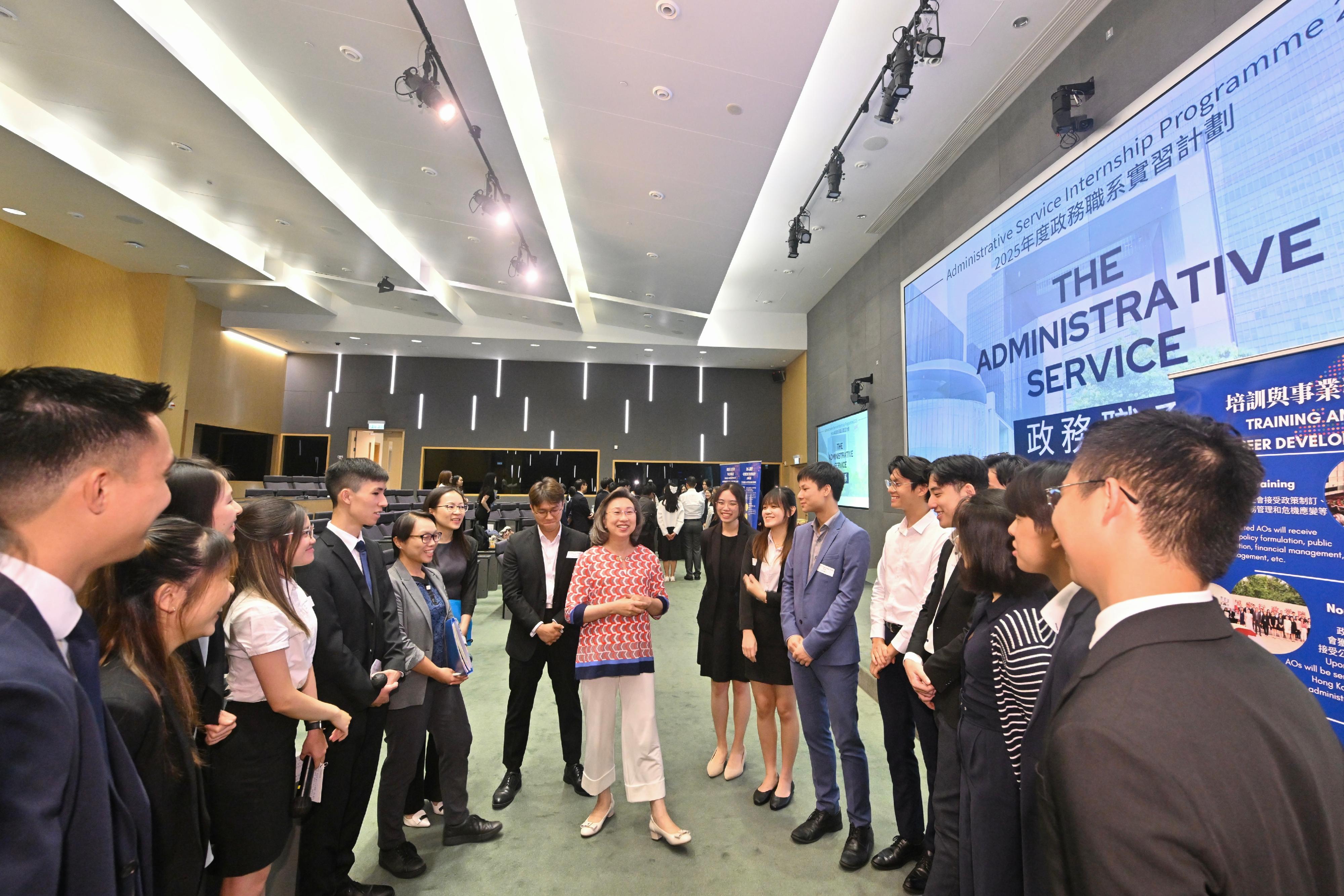 The Secretary for the Civil Service, Mrs Ingrid Yeung, met and shared experiences with over 50 tertiary students participating in the Administrative Service Summer Internship Programme today (July 22).  She encouraged them to apply for civil service positions such as the Administrative Officer post. 