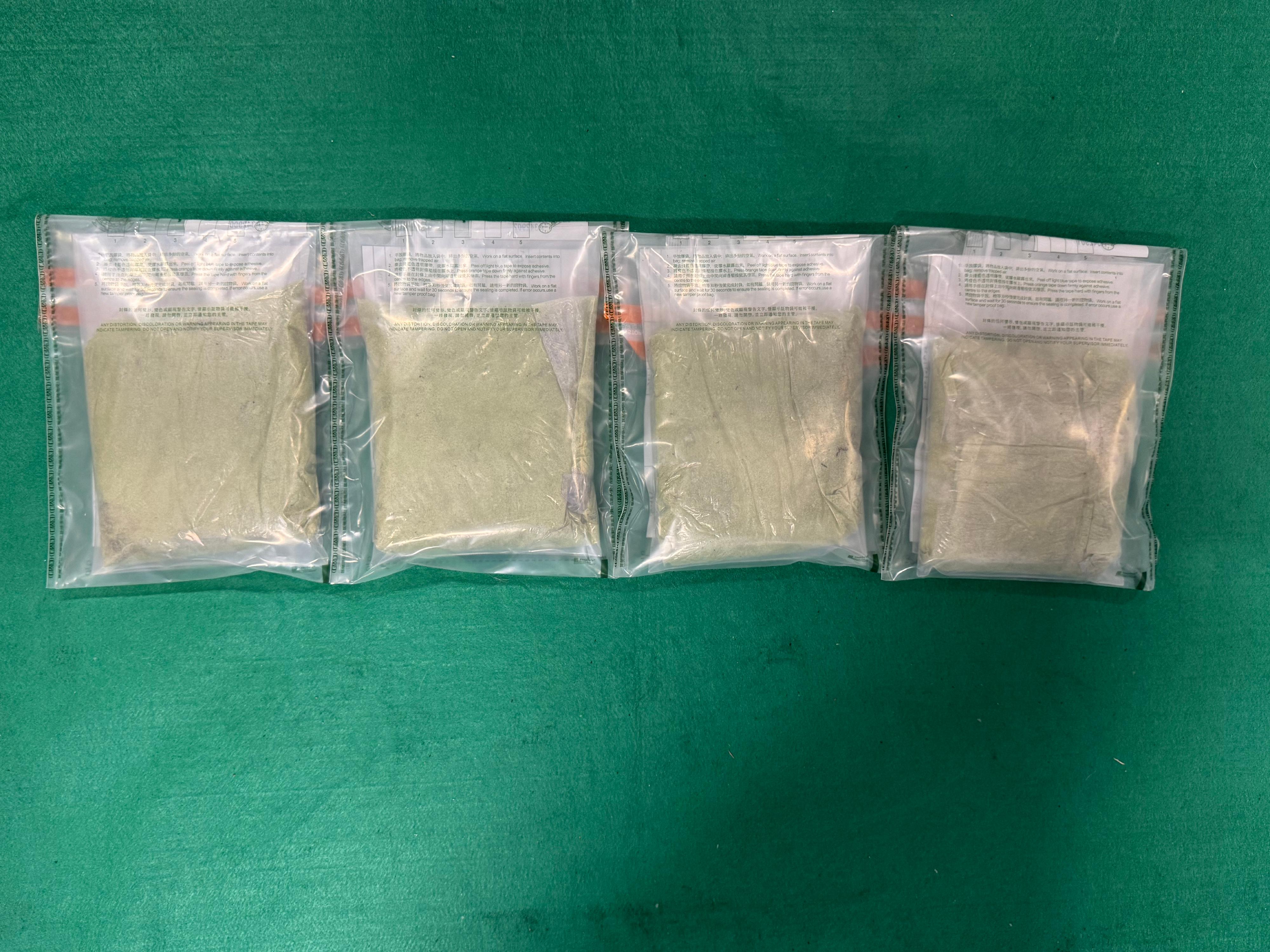 香港海關七月十九日在香港國際機場檢獲約兩公斤懷疑冰毒，估計市值約一百一十萬元。圖示檢獲的部分懷疑冰毒。
