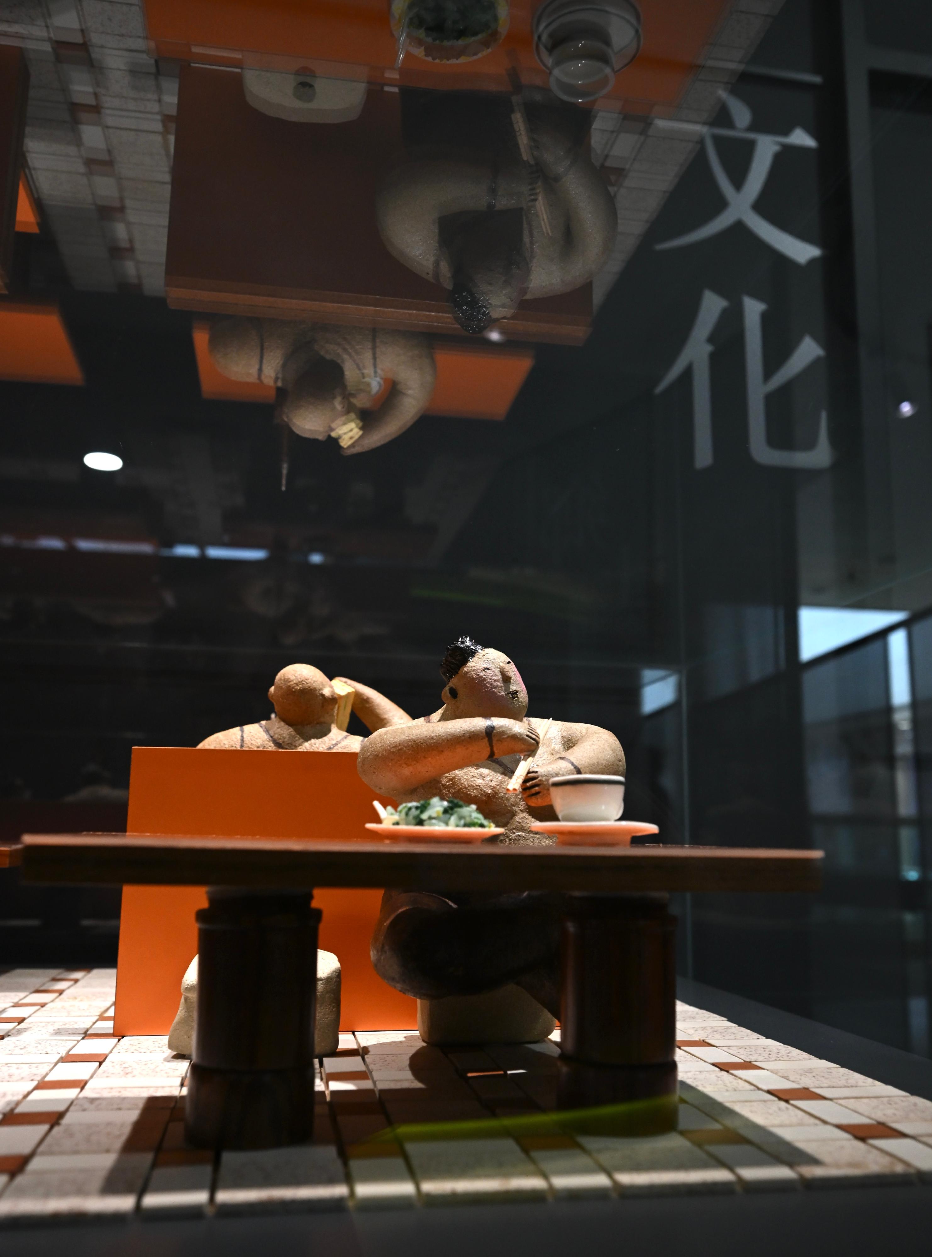 「文化薪傳—香港文化博物館二十五周年」展覽今日（七月二十三日）起至明年二月二十三日舉行。圖示《鴛鴦冰室》，陶塑作品捕捉了食客在茶餐廳用膳的情景，營造出舊式茶餐廳的懷舊氛圍。