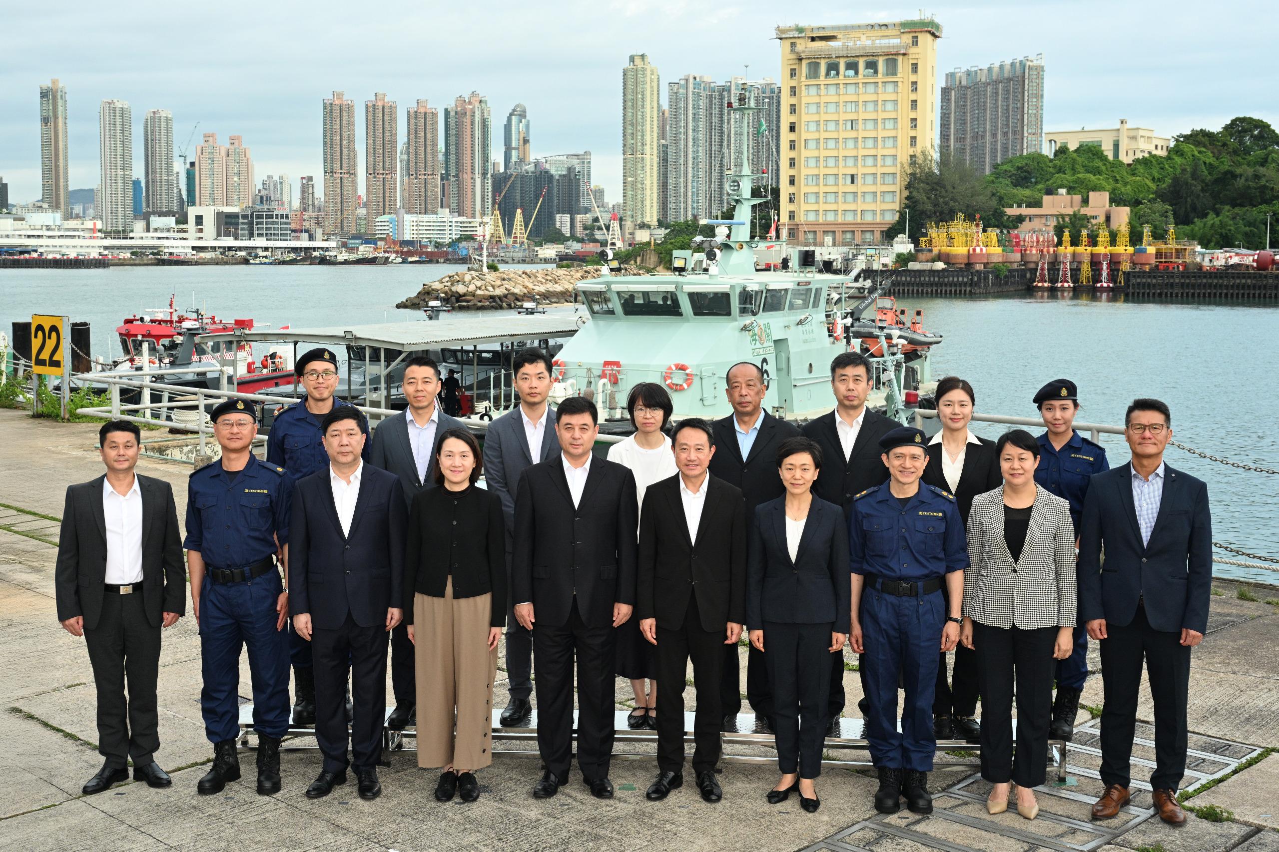 香港海關關長陳子達與海南省人民政府副省長、公安廳廳長蔡朝暉今日（七月二十三日）在昂船洲海關船隊基地會面。圖示陳子達（前排右五）、蔡朝暉（前排左五）、中央人民政府駐香港特別行政區聯絡辦公室警務聯絡部副部長孟小援（前排右四）及代表團成員合照。