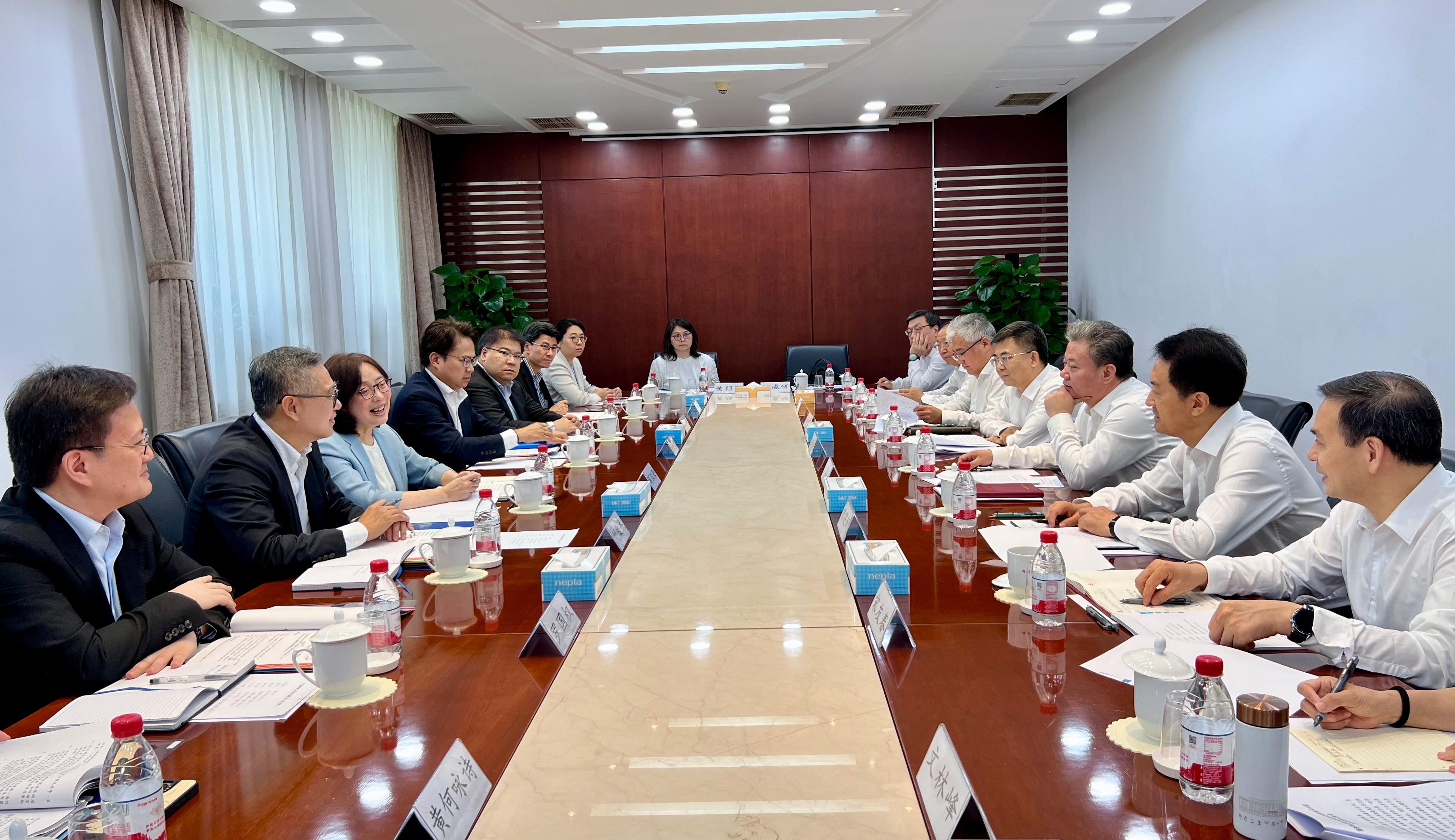 The Secretary for Development, Ms Bernadette Linn, began her visit to Beijing today (July 23). Photo shows Ms Linn (third left); and the Permanent Secretary for Development (Works), Mr Ricky Lau (second left), meeting with Vice Minister of Housing and Urban-Rural Development Mr Qin Haixiang (third right).