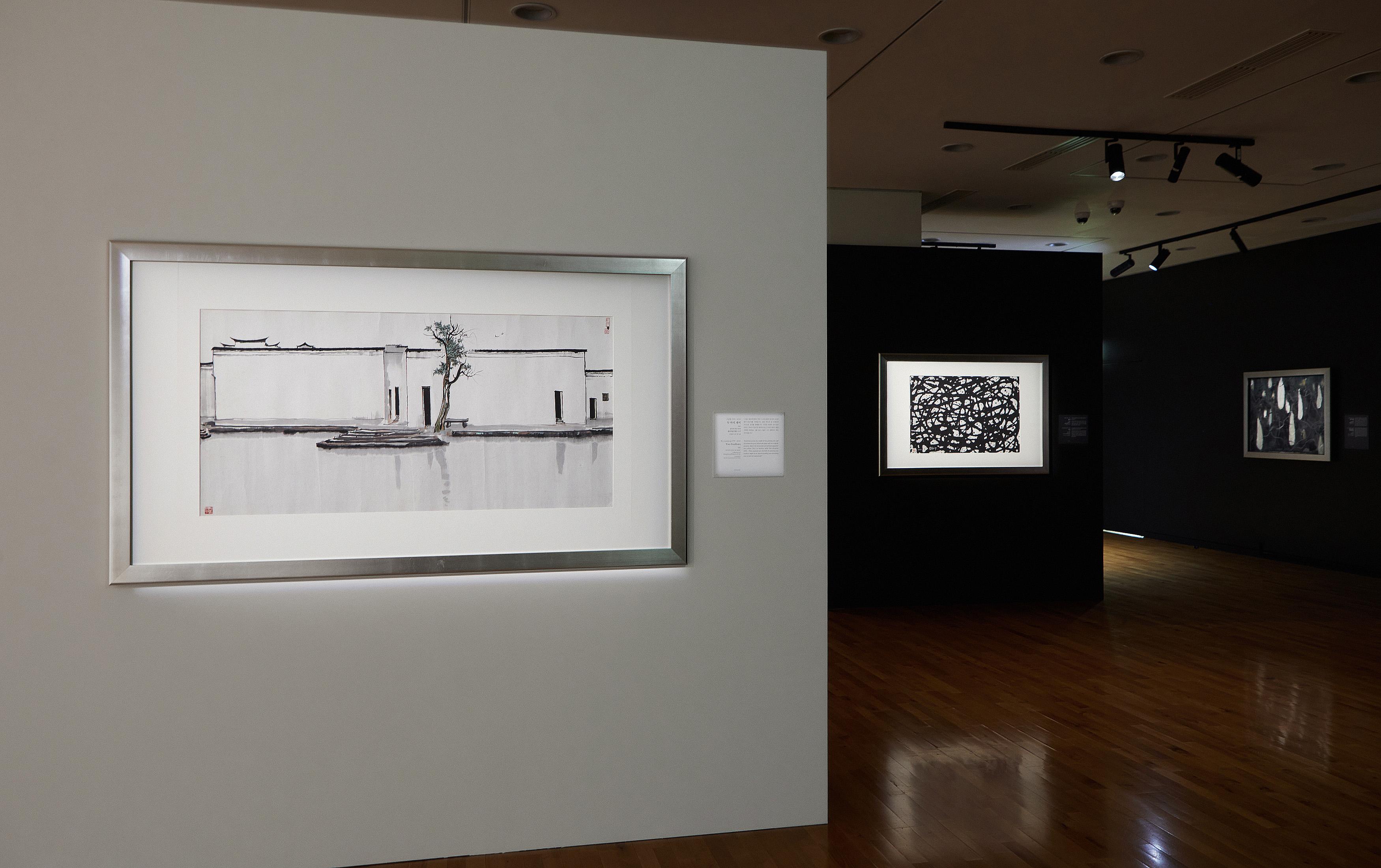 The Hong Kong Museum of Art will stage the exhibition "Wu Guanzhong Art Sponsorship Overseas Exhibition Series: Wu Guanzhong: Between Black and White" in the Seoul Calligraphy Art Museum of the Seoul Arts Center starting from tomorrow (July 25) to October 19. Photo shows an iconic Wu painting, "Two Swallows" (front), which is being exhibited in Korea for the first time.