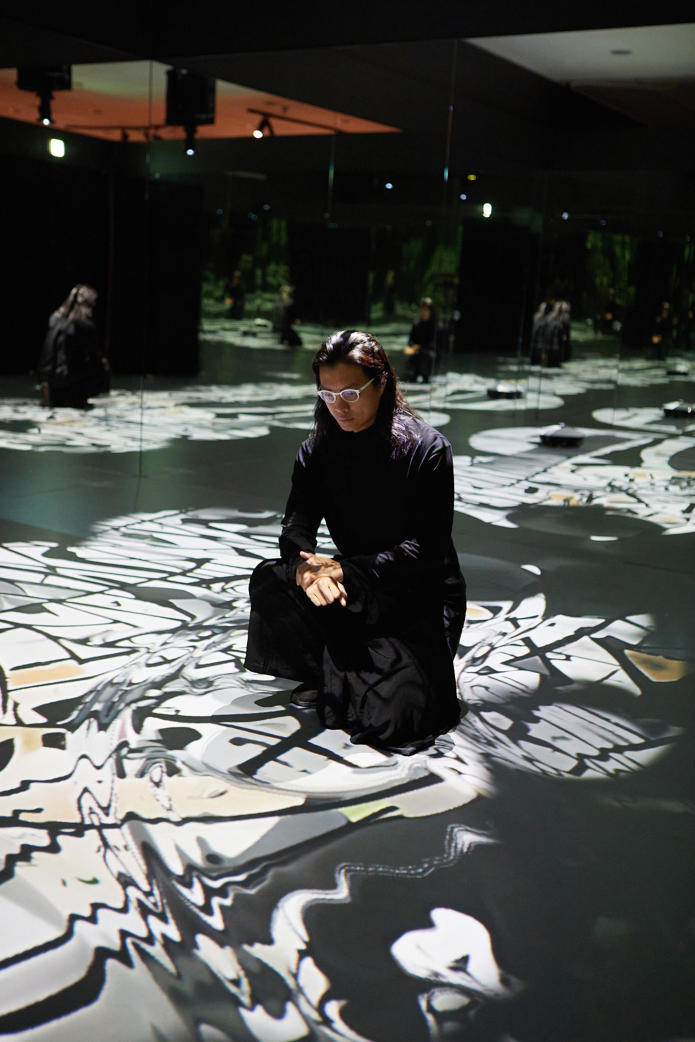 The Hong Kong Museum of Art will stage the exhibition "Wu Guanzhong Art Sponsorship Overseas Exhibition Series: Wu Guanzhong: Between Black and White" in the Seoul Calligraphy Art Museum of the Seoul Arts Center starting from tomorrow (July 25) to October 19. Photo shows Hong Kong artist Chris Cheung and his immersive art installation, "Sentient Pond - Seoul Edition".

