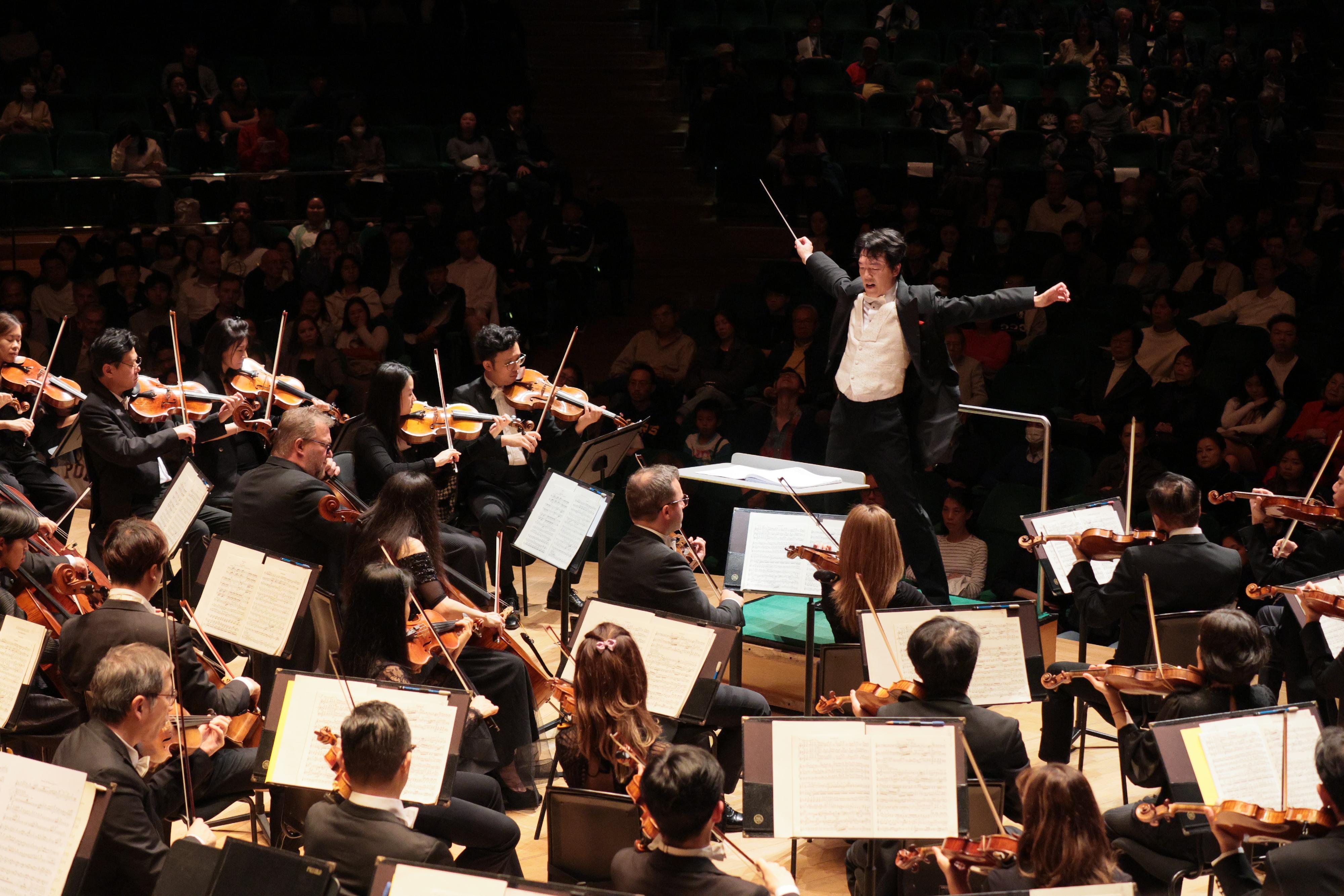 The Hong Kong Week 2025@Seoul will be held in Seoul, Republic of Korea, from September 26 to October 25. The concert "Lio Kuokman, Yekwon Sunwoo & Hong Kong Philharmonic" will present a wide range of classical works from the contemporary and romantic eras in partnership with Korean pianist Yekwon Sunwoo. Photo shows the Hong Kong Philharmonic Orchestra and its Resident Conductor Lio Kuokman. 