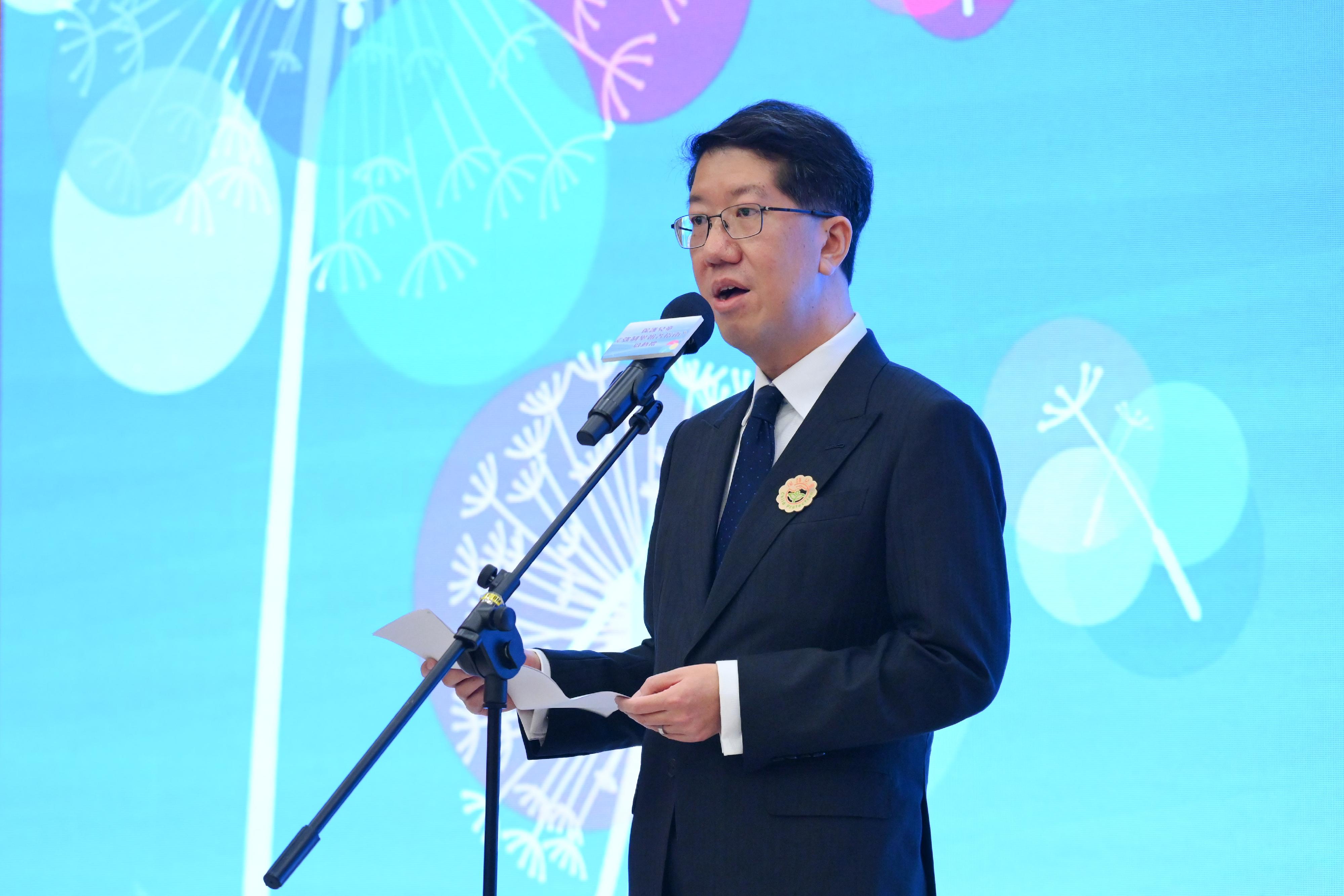 勞工及福利局局長孫玉菡今日（七月二十四日）主持保護兒童—《強制舉報者指南》（《指南》）啟動禮，宣布供強制舉報者參考的《指南》正式推出。圖示社會福利署署長杜永恒在啟動禮上致辭。
