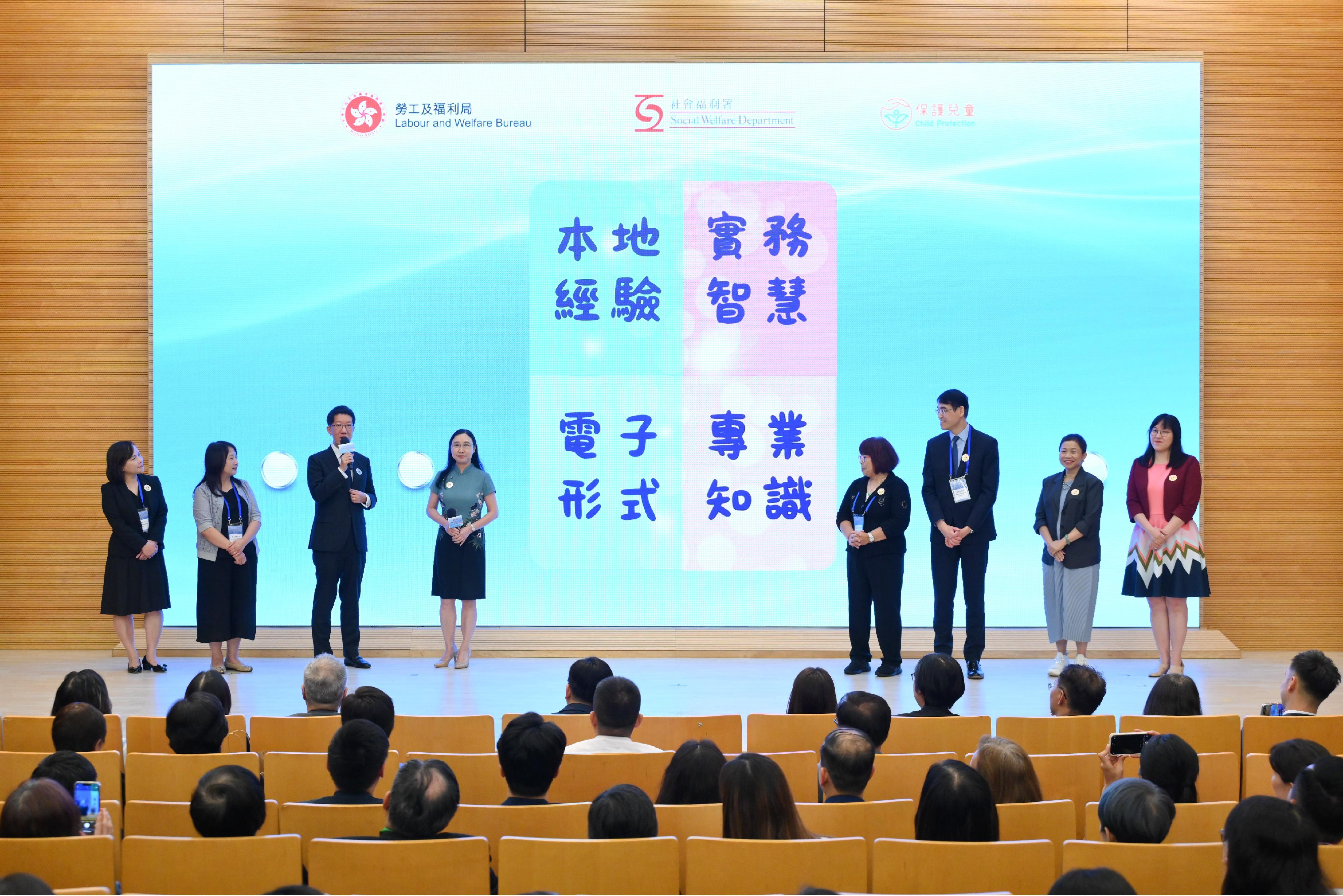 勞工及福利局（勞福局）局長孫玉菡今日（七月二十四日）主持保護兒童—《強制舉報者指南》（《指南》）啟動禮，宣布供強制舉報者參考的《指南》正式推出。圖示勞福局常任秘書長劉焱（左四）和社會福利署署長杜永恒（左三）聯同來自社會福利界、教育界及醫療衞生界的專業顧問團代表，介紹《指南》的特色。