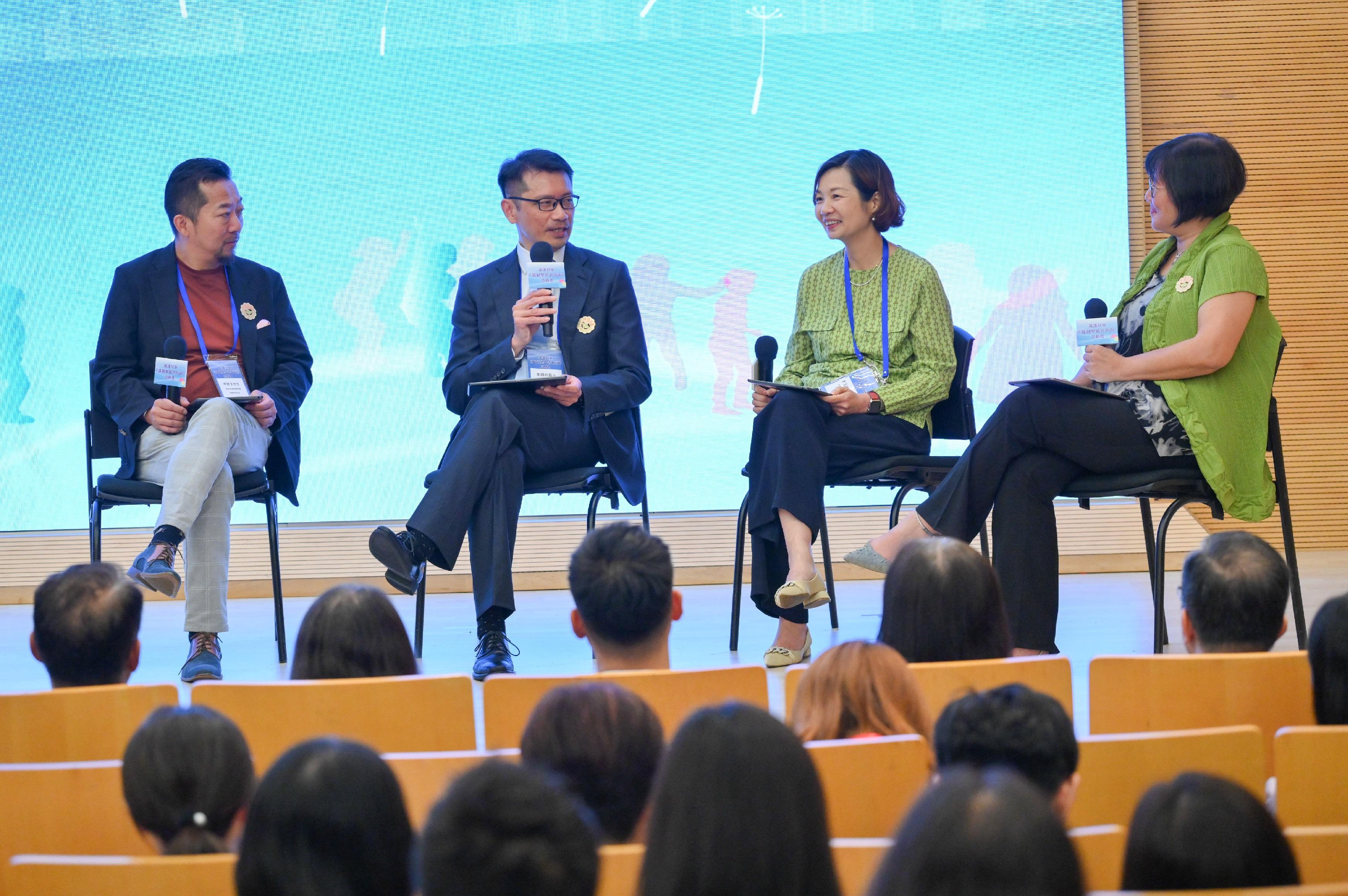 The Secretary for Labour and Welfare, Mr Chris Sun, officiated at Child Protection - Launching Ceremony of the Guide for Mandated Reporters today (July 24) to announce the official launch of the Guide for mandated reporters' reference. Photo shows the Assistant Director of Social Welfare (Family and Child Welfare), Ms Wendy Chau (first right), inviting three representatives from the professional consultative panels of the social welfare sector, education sector and healthcare sector respectively to share their feelings about their participation in formulating the Guide.
