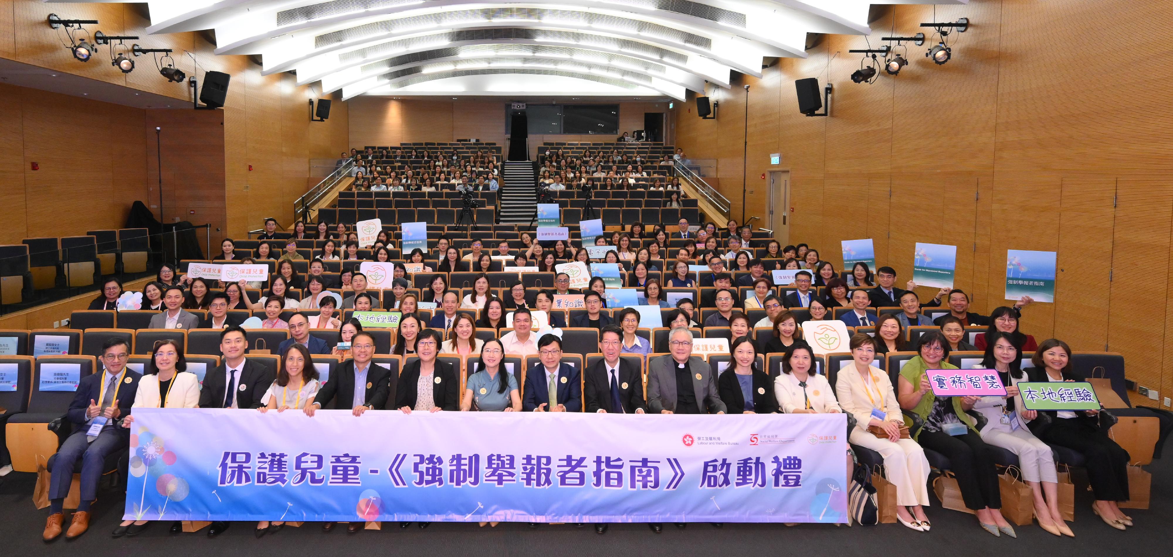 The Secretary for Labour and Welfare, Mr Chris Sun, officiated at Child Protection - Launching Ceremony of the Guide for Mandated Reporters today (July 24) to announce the official launch of the Guide for mandated reporters' reference. Photo shows Mr Sun (first row, eighth left); the Permanent Secretary for Labour and Welfare, Ms Alice Lau (first row, seventh left); the Director of Social Welfare, Mr Edward To (first row, eighth right); the Chairman of the Legislative Council Panel on Welfare Services, Reverend Canon Peter Douglas Koon (first row, seventh right); the Assistant Commissioner of Police (Crime), Ms Chung Wing-man (first row, sixth left); and the Acting Principal Assistant Secretary (Special Education) of the Education Bureau, Ms Candy Chan (first row, sixth right), with other guests.
