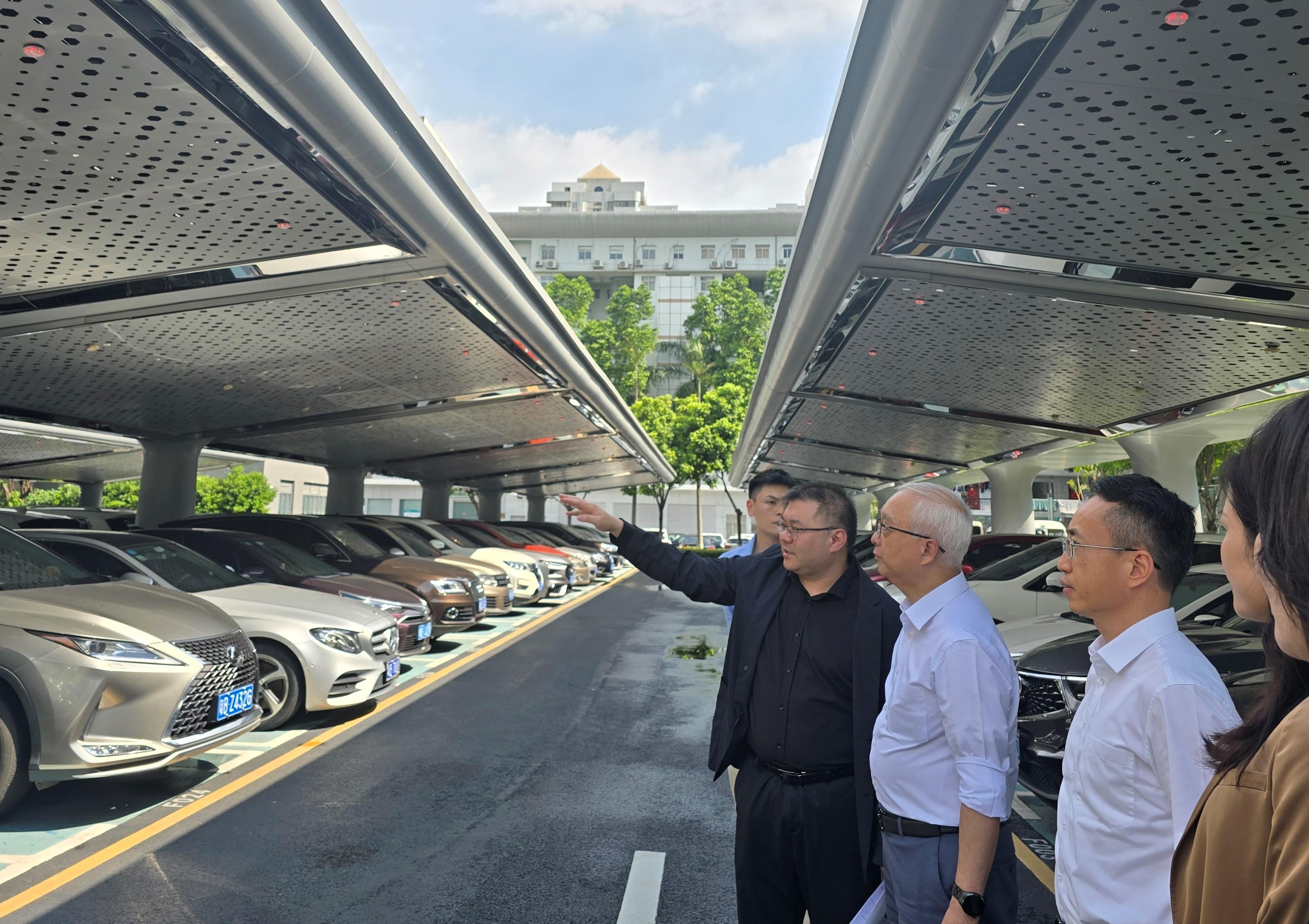 環境及生態局局長謝展寰今日（七月二十四日）和環境及生態局人員到深圳考察充電基礎設施。圖示謝展寰 （左三）在福田區委大院人民政府停車場光儲充示範樣板點，聽取人員介紹該項目的充電設施。