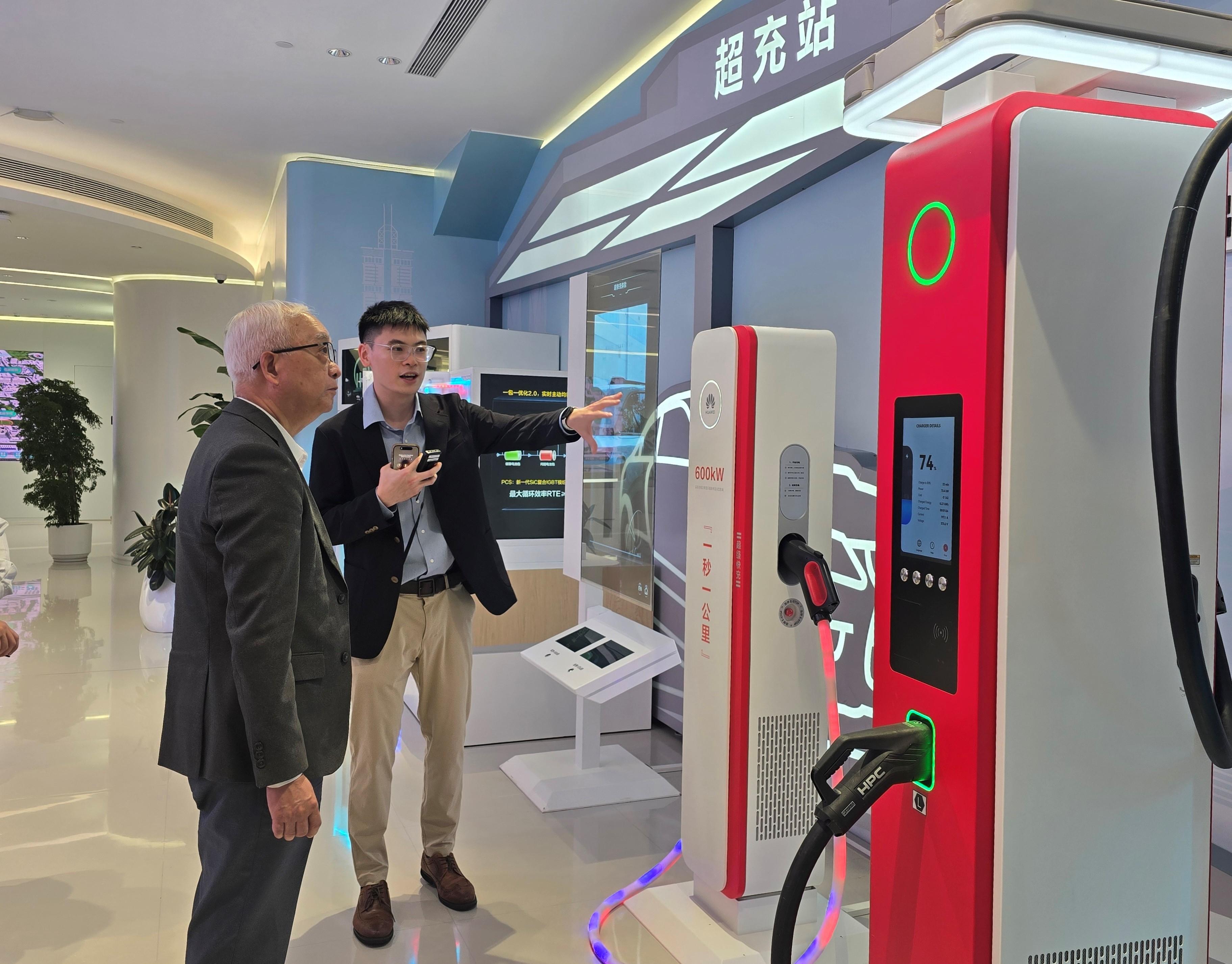 The Secretary for Environment and Ecology, Mr Tse Chin-wan, and officials of the Environment and Ecology Bureau visited Shenzhen today (July 24) to learn more about its charging infrastructure. Photo shows Mr Tse (left) being briefed by a staff member of Huawei Digital Power Technologies Co, Ltd on its supercharging facilities.

