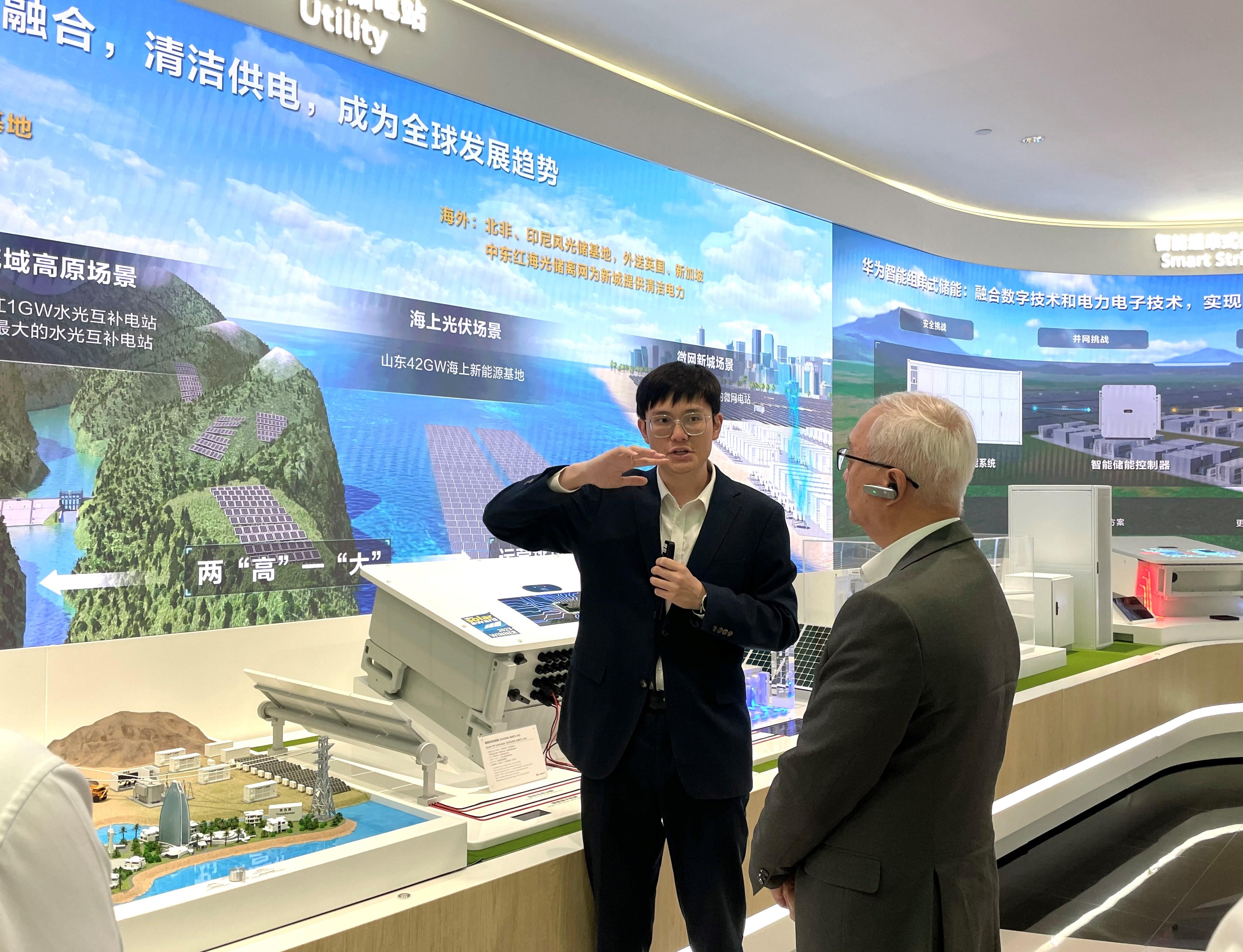 The Secretary for Environment and Ecology, Mr Tse Chin-wan, and officials of the Environment and Ecology Bureau visited Shenzhen today (July 24) to learn more about its charging infrastructure. Mr Tse (right) visited Huawei Digital Power Technologies Co, Ltd to learn more about the company's latest developments on supercharging, energy storage, automatic charging for electric vehicles, and the latest carbon reduction solutions offered to the market.

