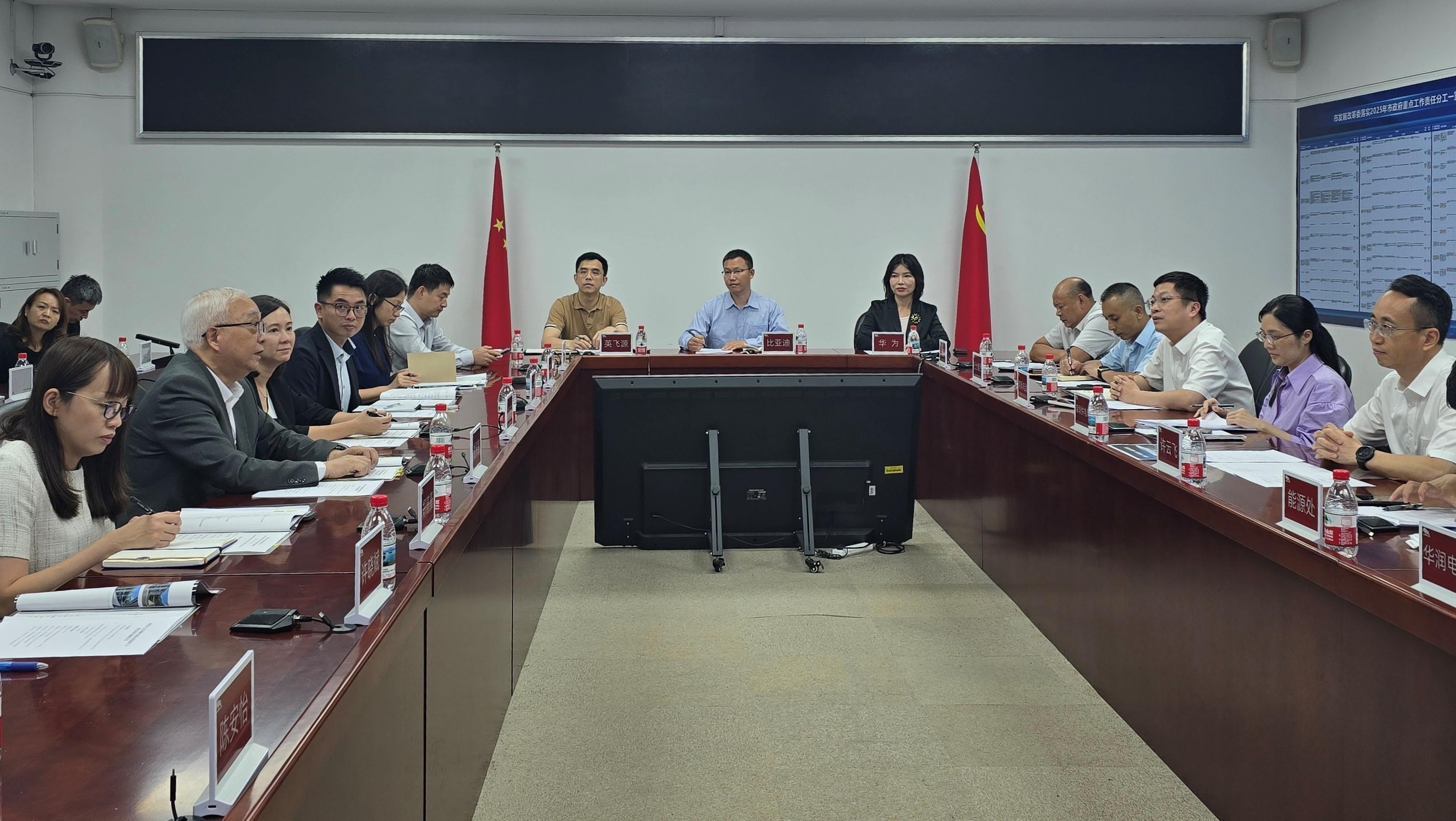 The Secretary for Environment and Ecology, Mr Tse Chin-wan, and officials of the Environment and Ecology Bureau visited Shenzhen today (July 24) to learn more about its charging infrastructure. Photo shows Mr Tse (second left) visiting the Development and Reform Commission of Shenzhen Municipality to exchange views with officials of the Commission and representatives of new energy enterprises to better understand the latest developments of charging infrastructure in Shenzhen.

