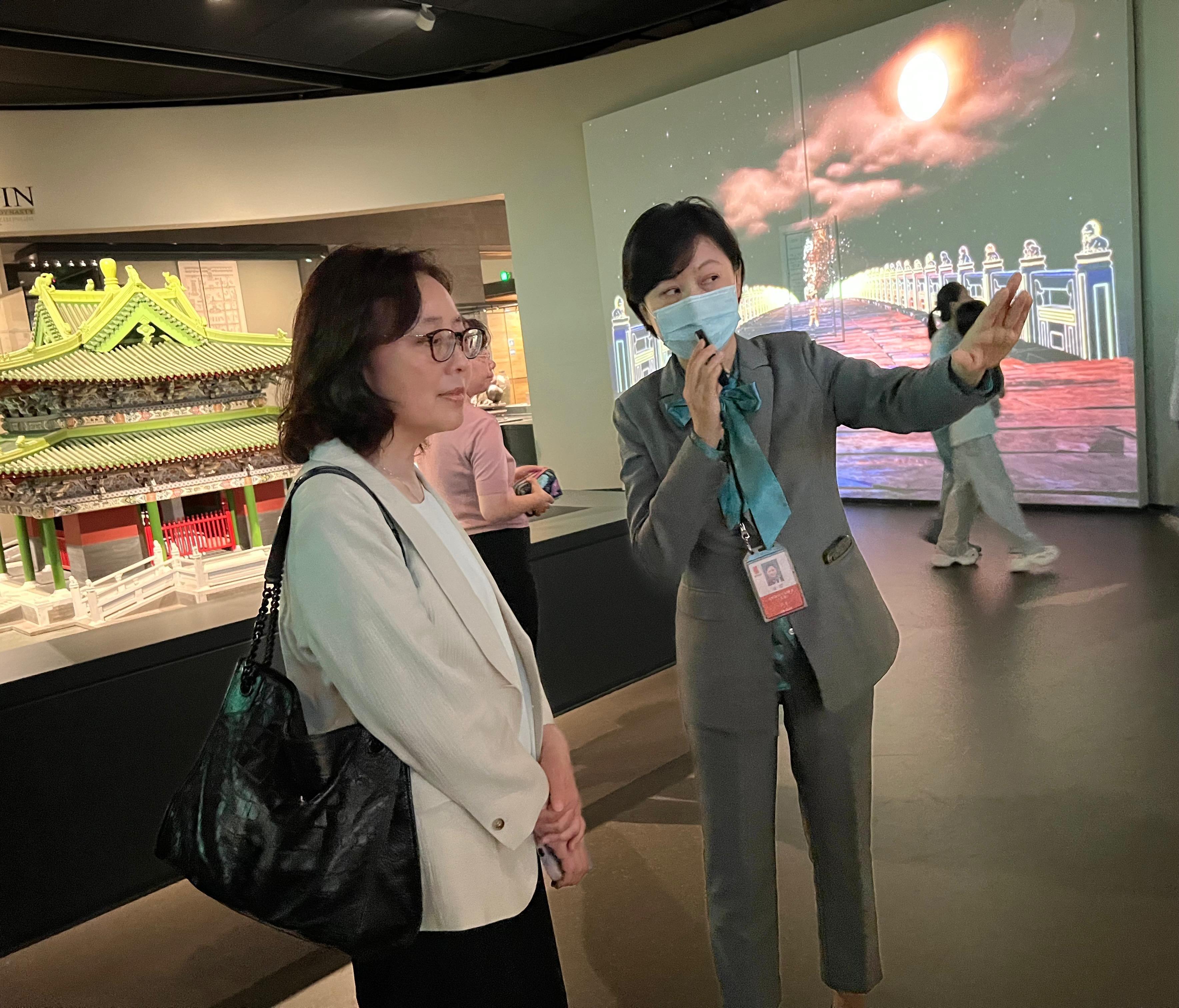 發展局局長甯漢豪今日（七月二十四日）繼續在北京的訪問行程。圖示甯漢豪（左）參觀首都博物館。