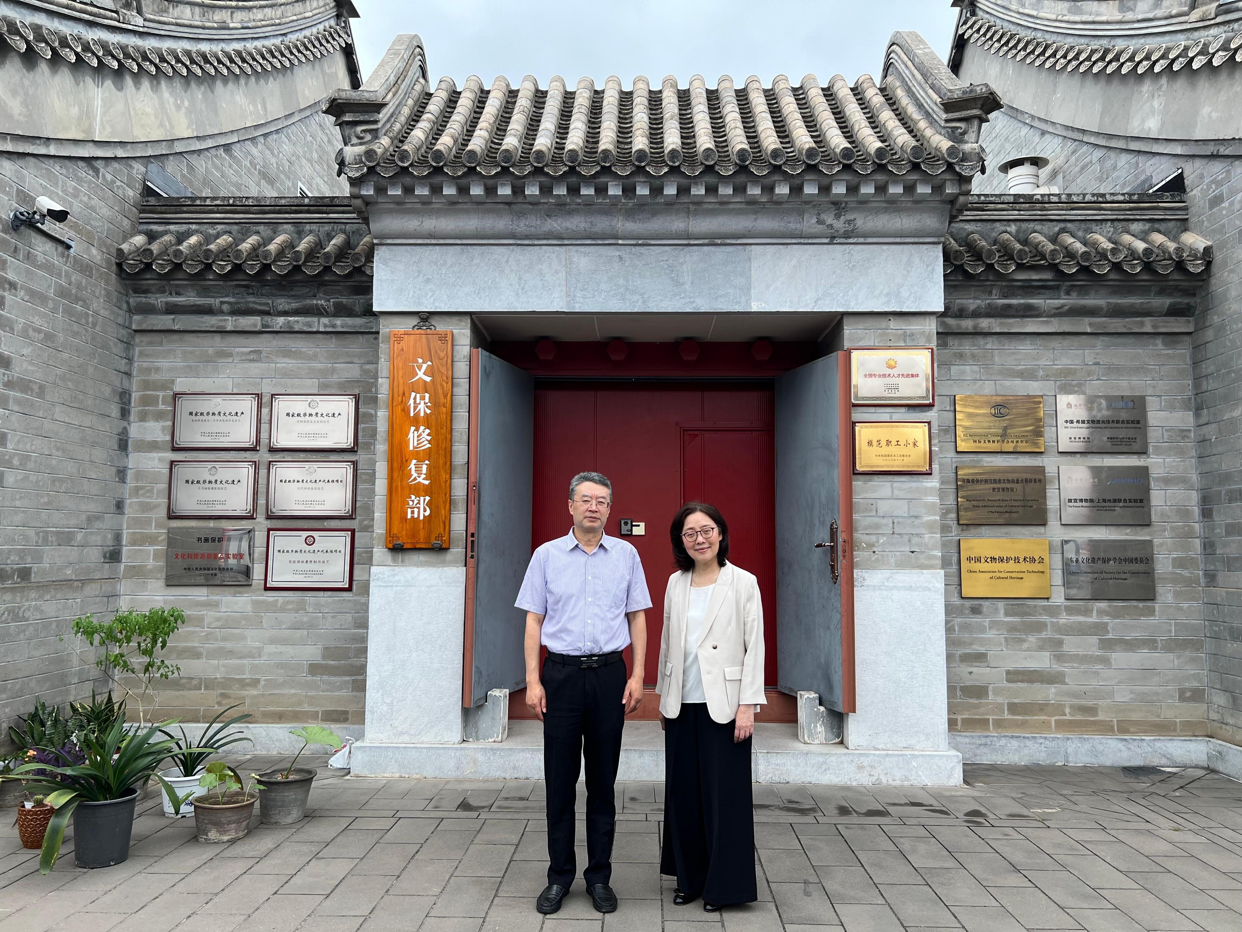 The Secretary for Development, Ms Bernadette Linn, continued her visit to Beijing today (July 24). Photo shows Ms Linn (right), accompanied by the Director of Art Exhibitions China, Mr Tan Ping (left), visiting the Department of Conservation and Restoration of the Palace Museum.